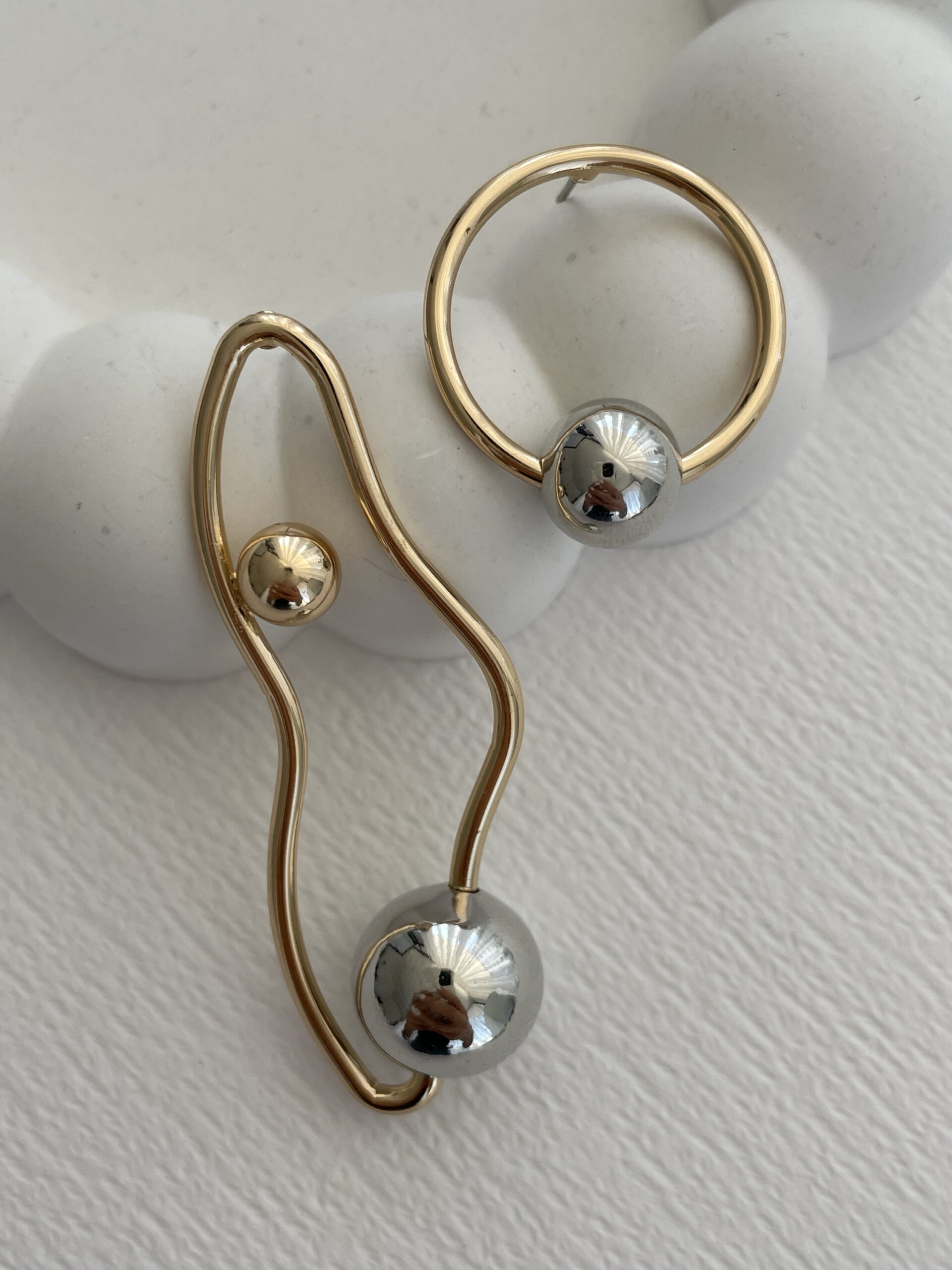 img_1982 Özel Seri Asimetrik Desen Top Detaylı Gold & Gümüş Küpe