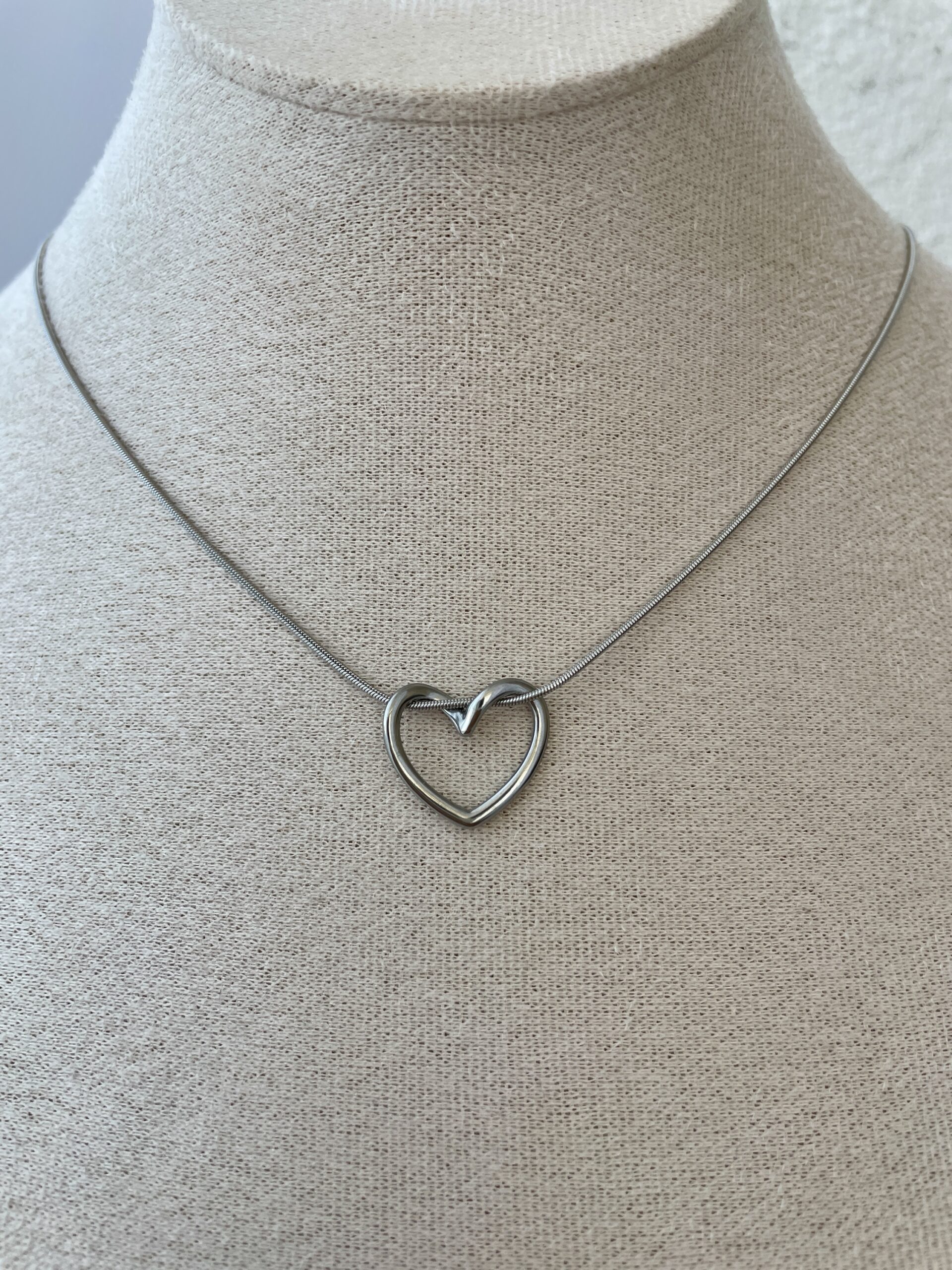 img_3485 Çelik Minimal Kalp Tasarım Gümüş Kolye