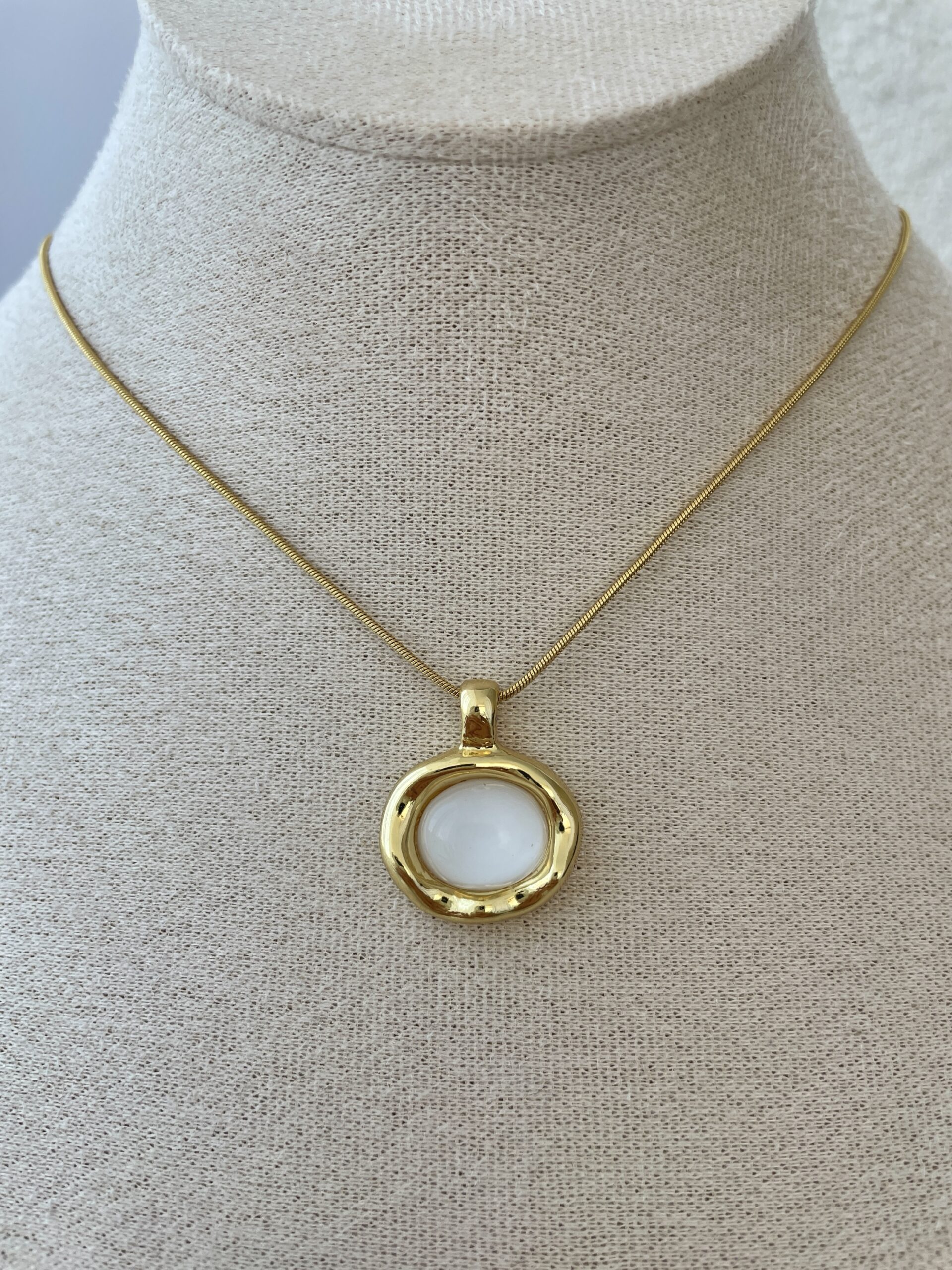 img_3505 Çelik Oval Tasarım Sedef Detay Gold Kolye