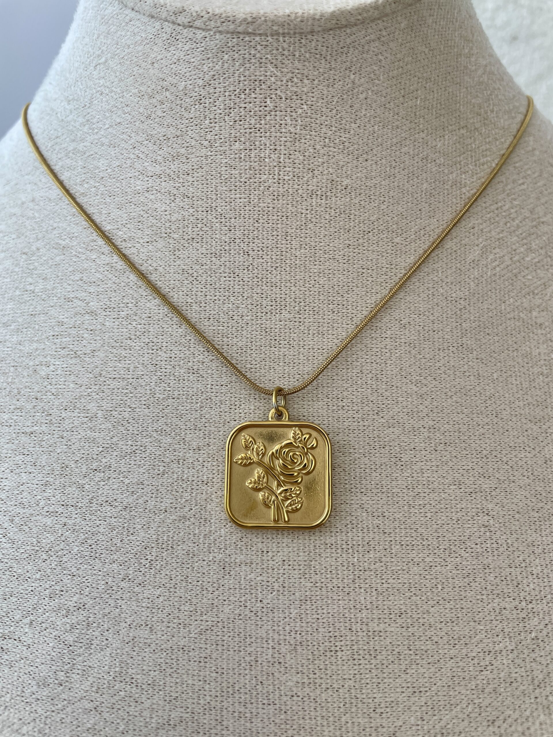 img_3511 Çelik Gül Tasarım Kare Vintage Gold Kolye