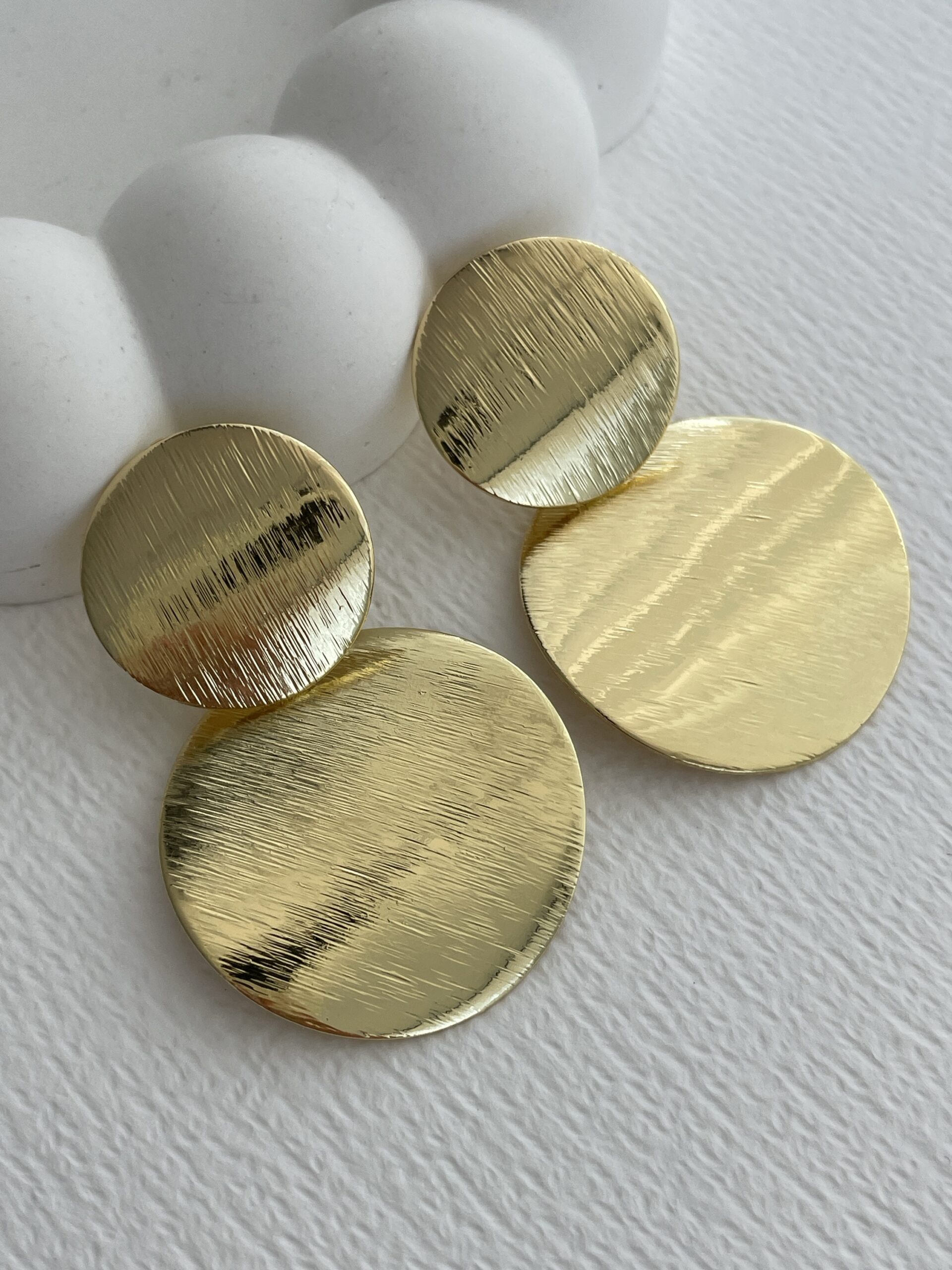 img_4357 Özel Seri Desenli İkili Yuvarlak Plaka Gold Küpe