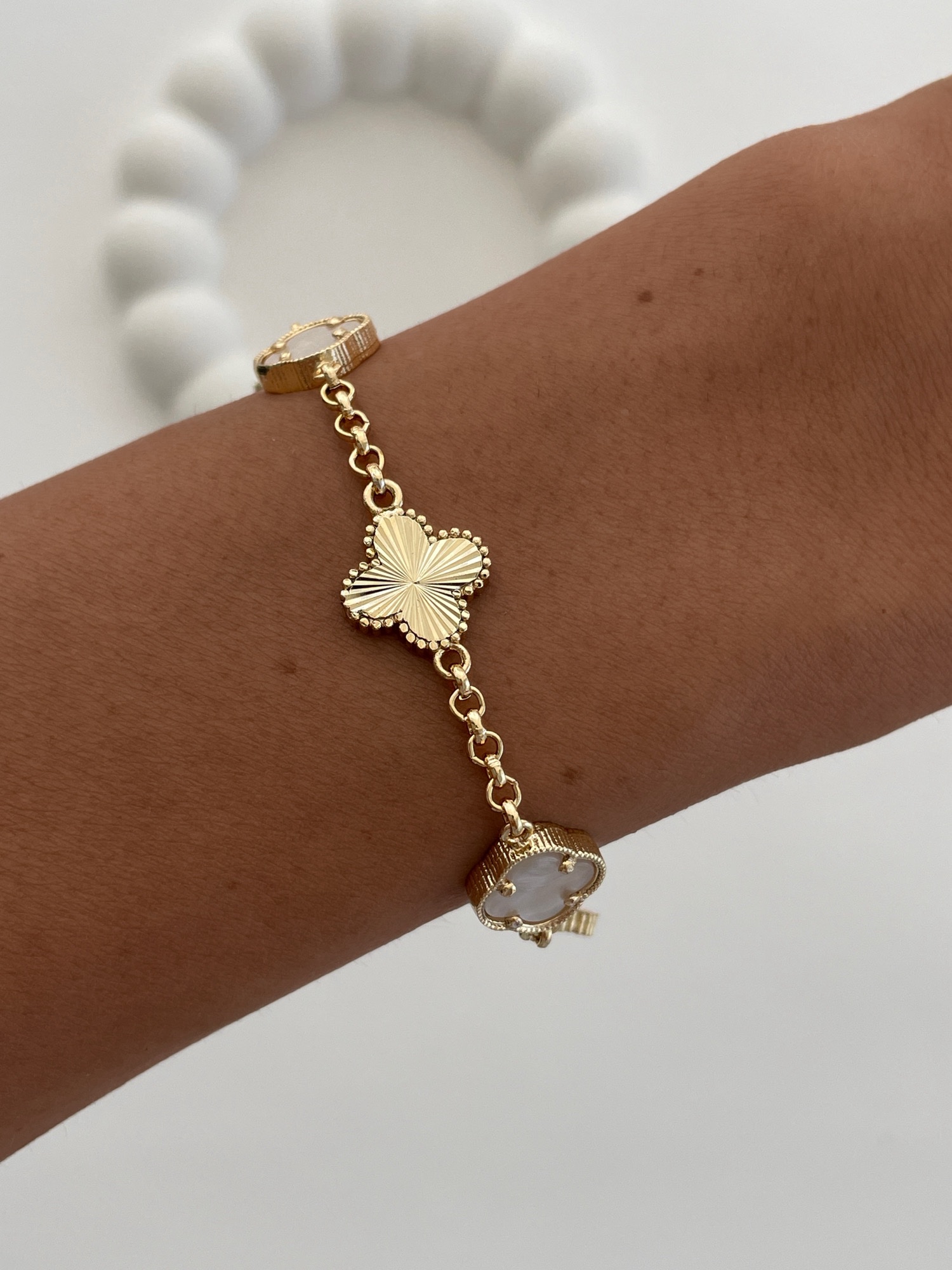 img_5496-1 Özel Seri Sedef Detaylı Yonca Tasarım Gold Bileklik