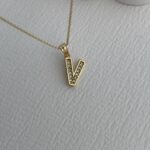 Özel Seri Zirkon Taşlı V Harf Minimal Gold Kolye