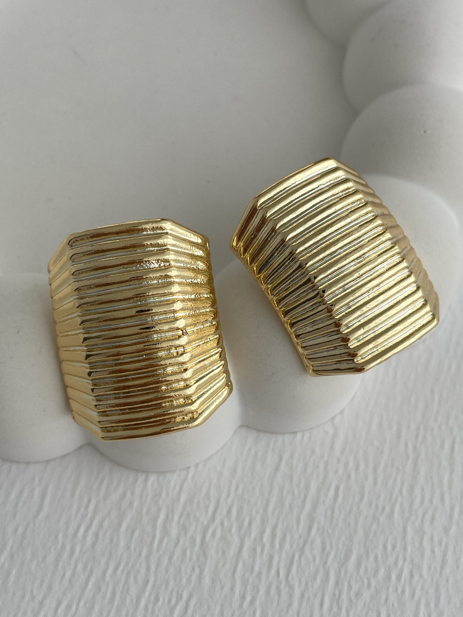 img_1374 Özel Seri Tırtık Desen Geometrik Tasarım Gold Küpe