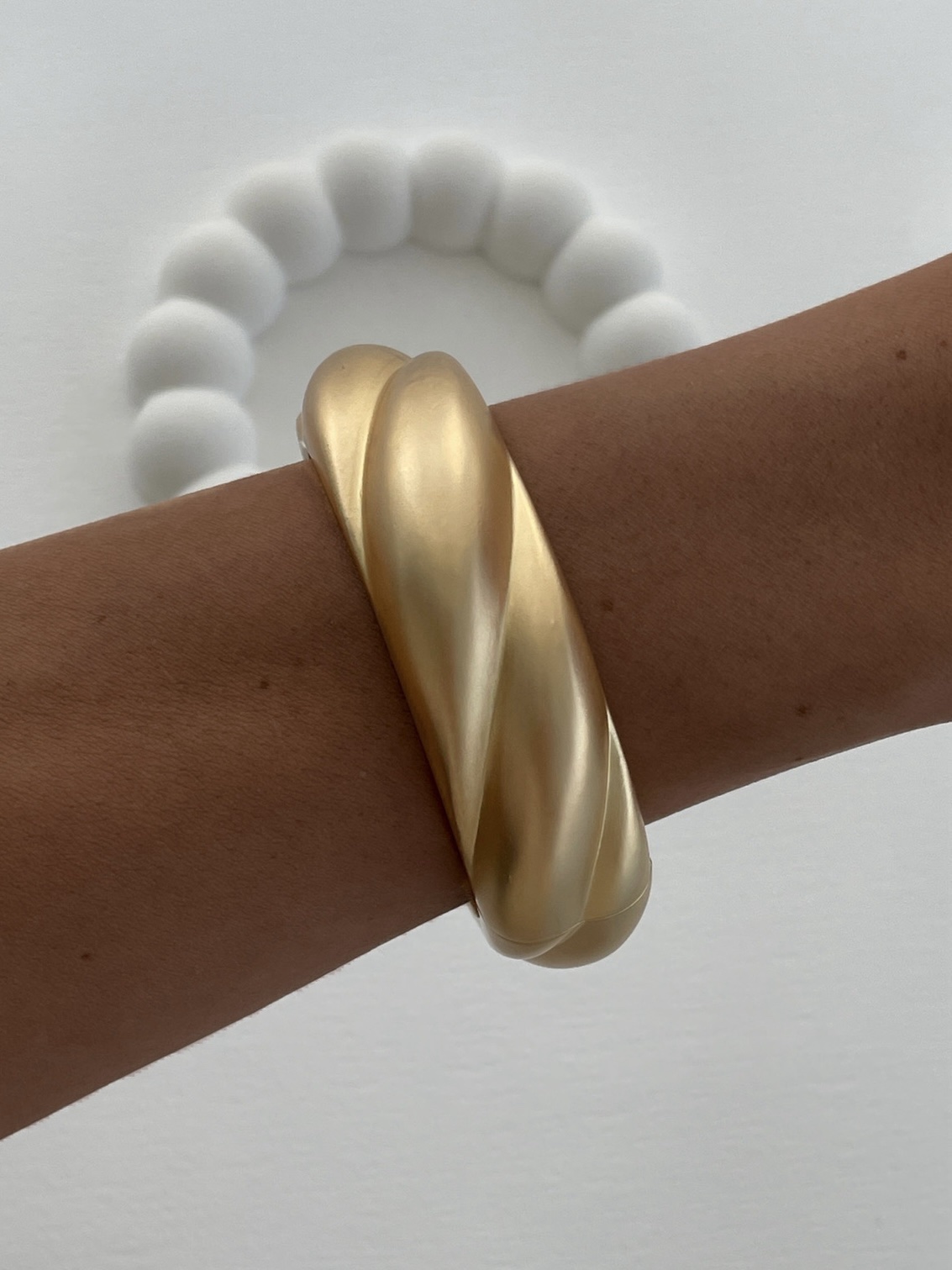 img_4225-1 Özel Seri Kalın Burgu Tasarım Mat Gold Kelepçe Bileklik