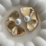 Özel Seri İnci Detay Yarım Çiçek Tasarım Gold Küpe