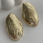 Özel Seri Desenli Asimetrik Kıvrım Gold Küpe