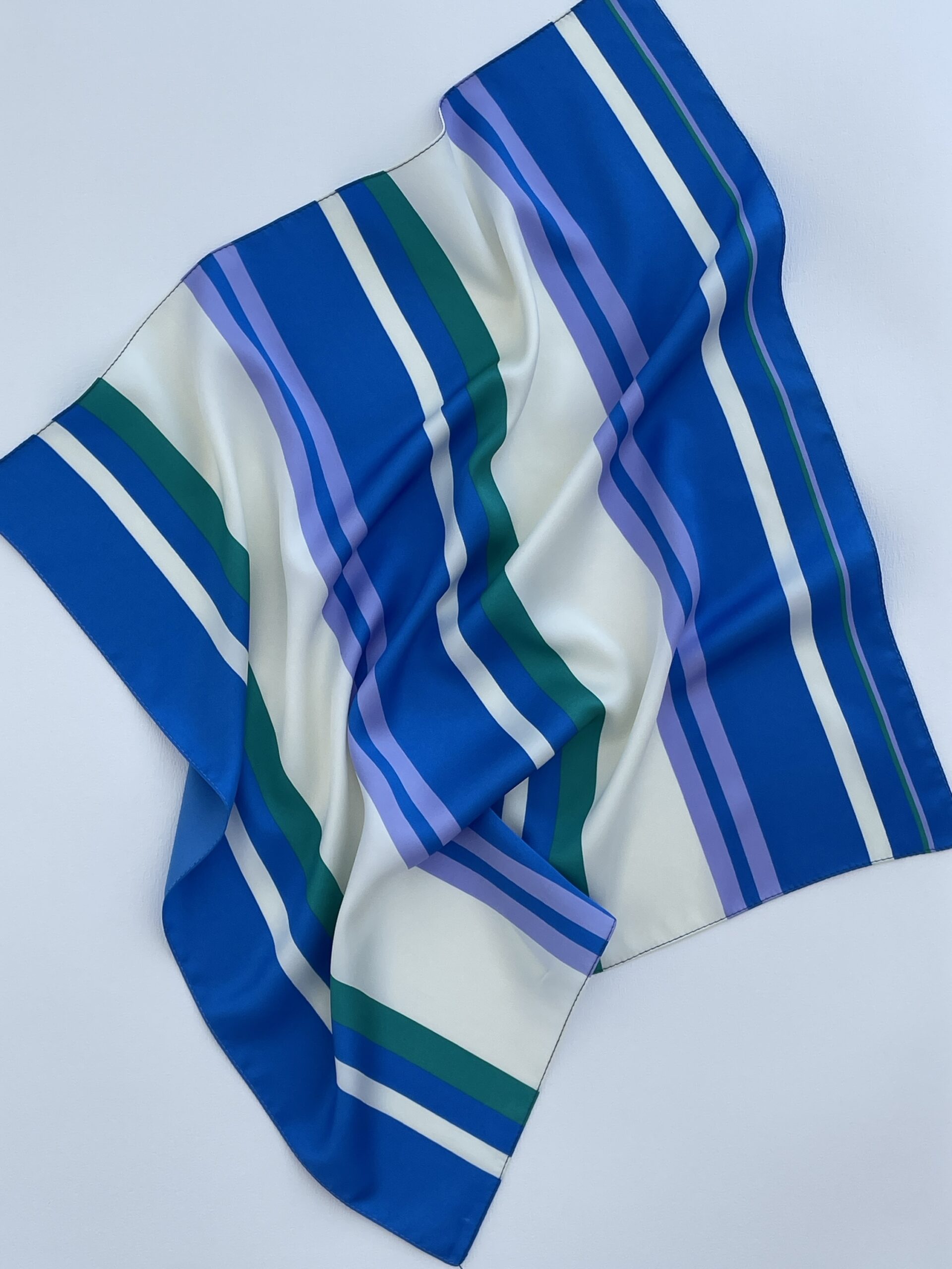 img_5114 Beyaz Lacivert Çizgi Desen Saten Fular