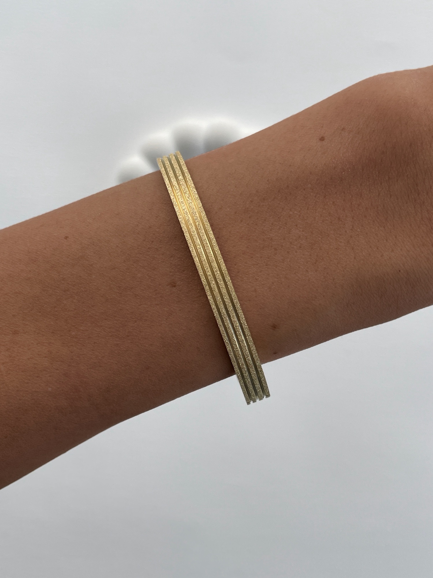 img_7289-1 Çelik Simli Çizgi Model Gold Kelepçe Bileklik