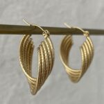 Çelik Kesik Çubuk Sarmal Tasarım  Gold Küpe