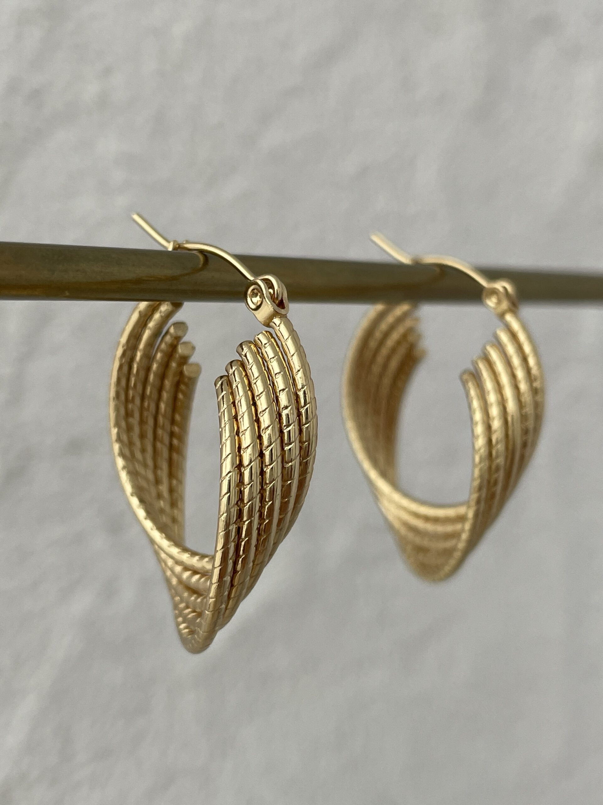 img_0752 Çelik Kesik Çubuk Sarmal Tasarım Gold Küpe