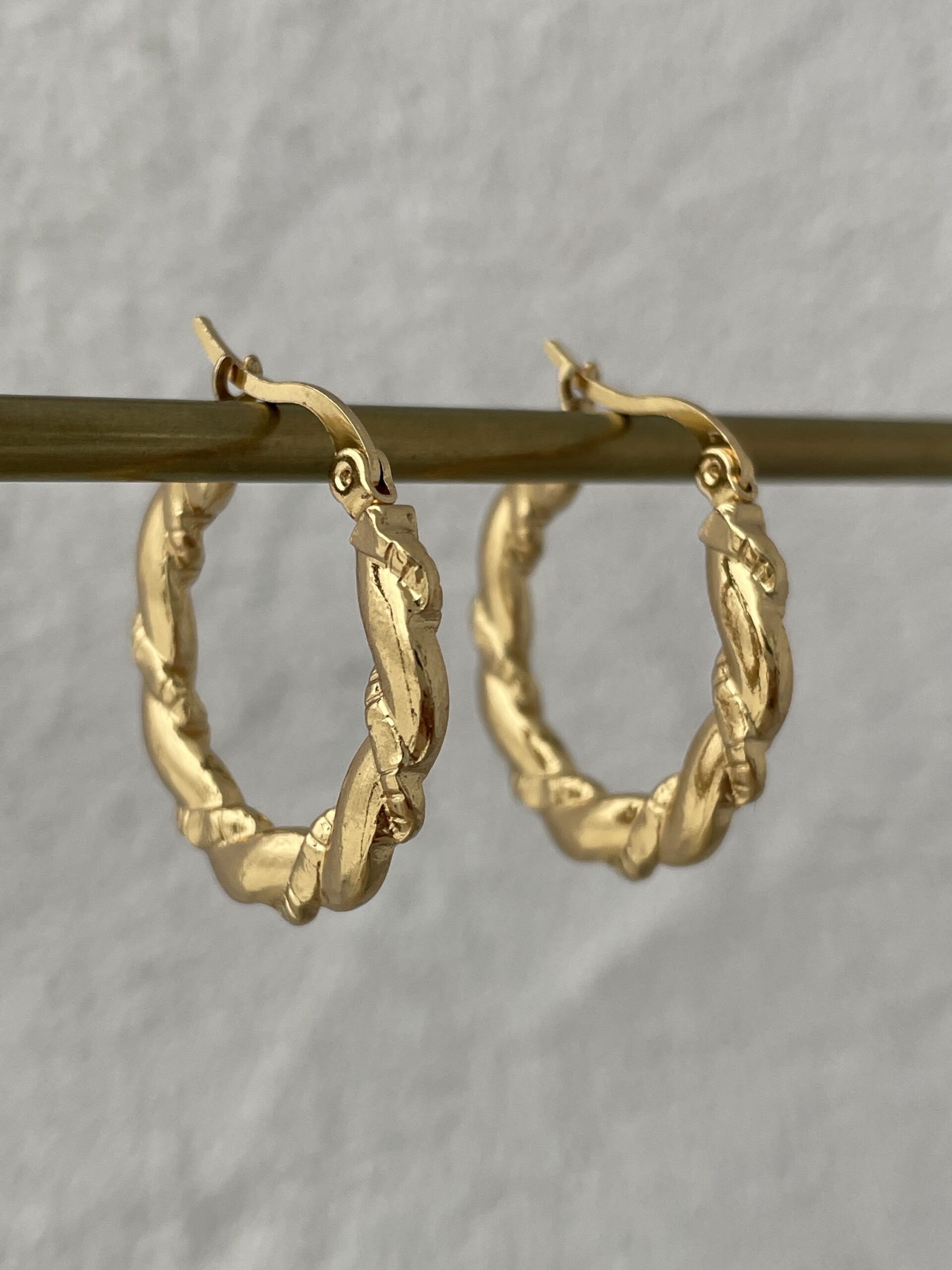 img_0755 Çelik Desenli Sarmal Tasarım Halka Gold Küpe