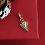 NS-Zirkon Taşlı Desenli Üçgen Model Gold Charm Uç
