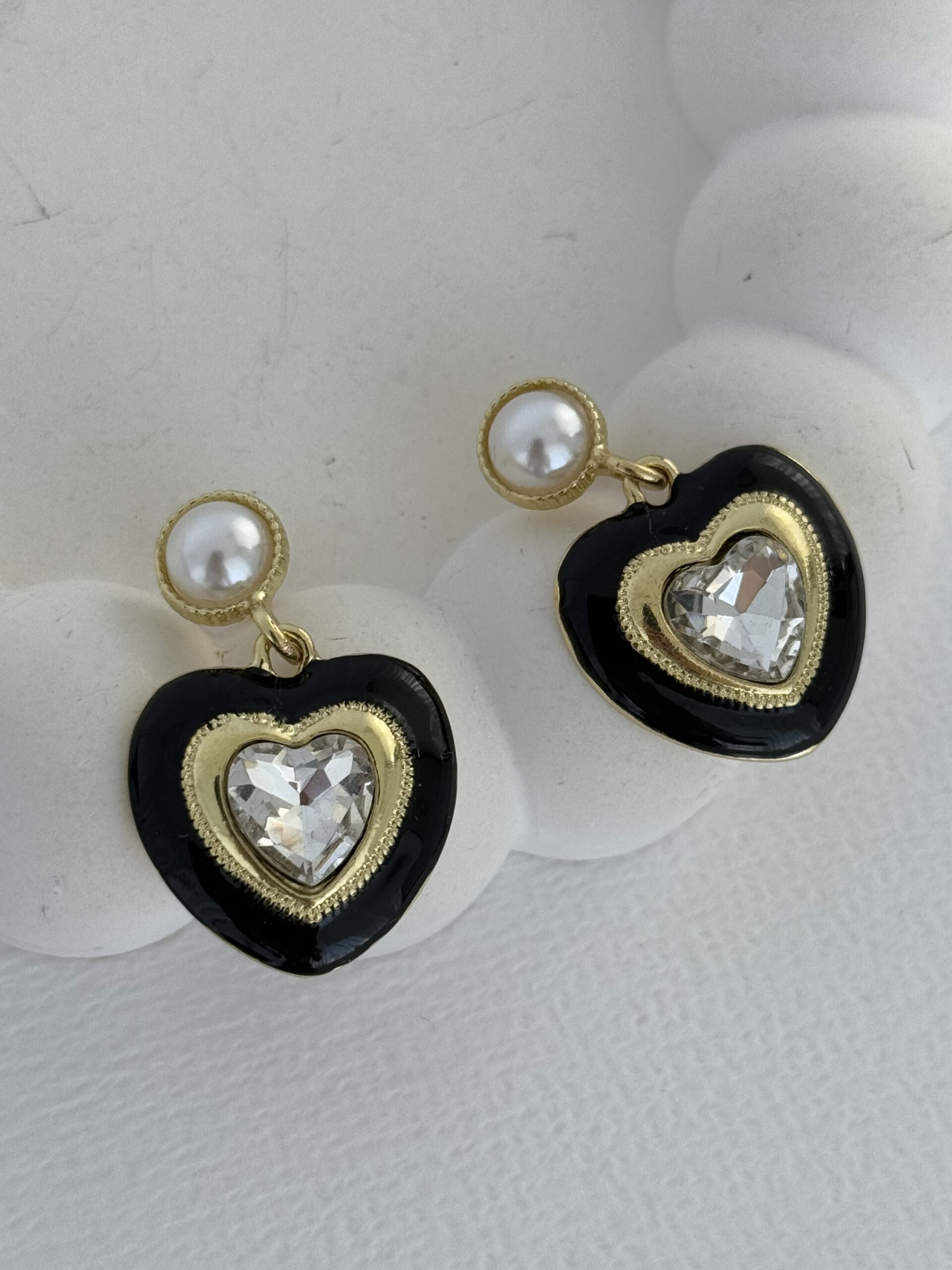 img_0507 Özel Seri Taş Detay Kalp Tasarım İncili Siyah Gold Küpe