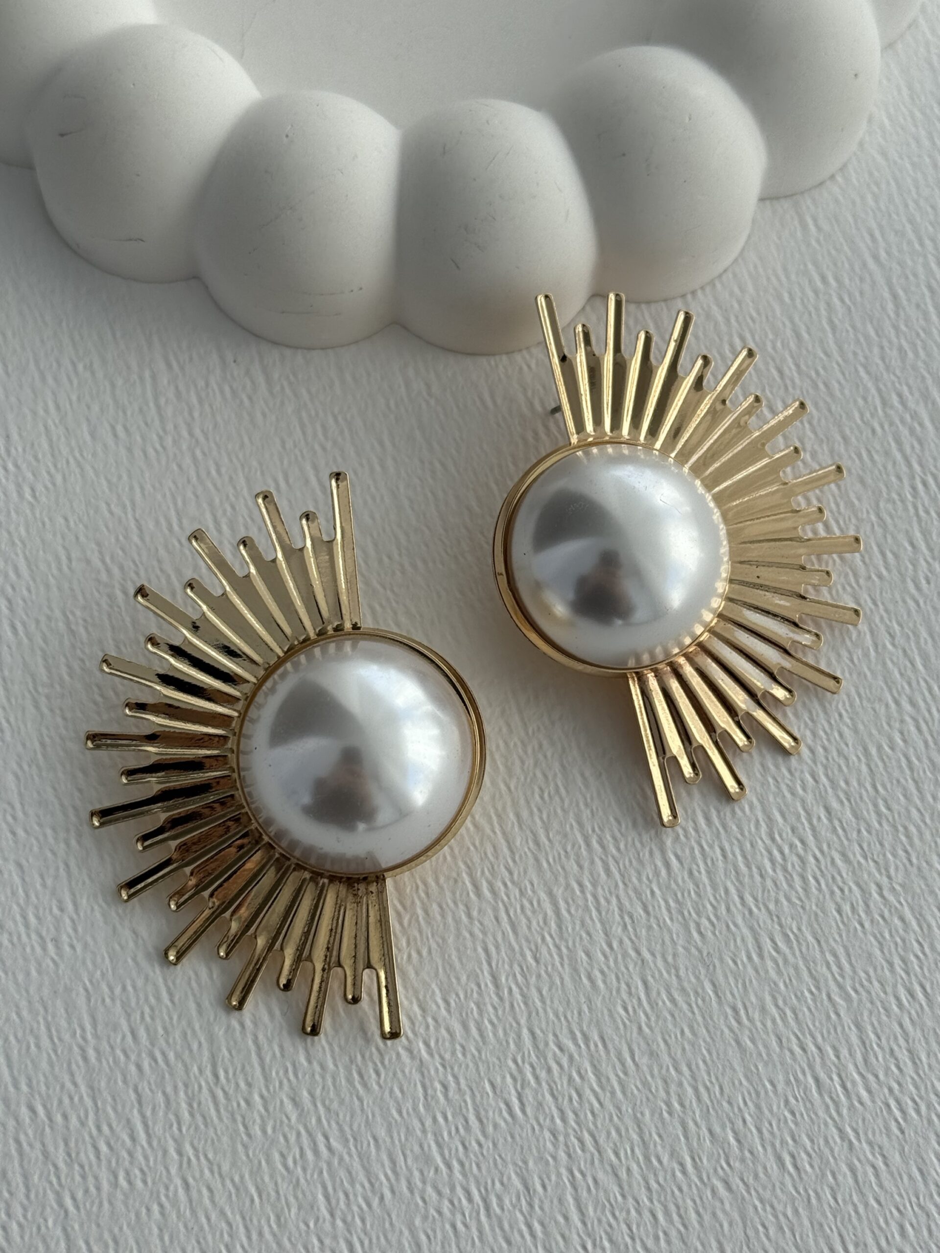 img_1309-3 Özel Seri Yarım Güneş Tasarım Gold Büyük İnci Küpe