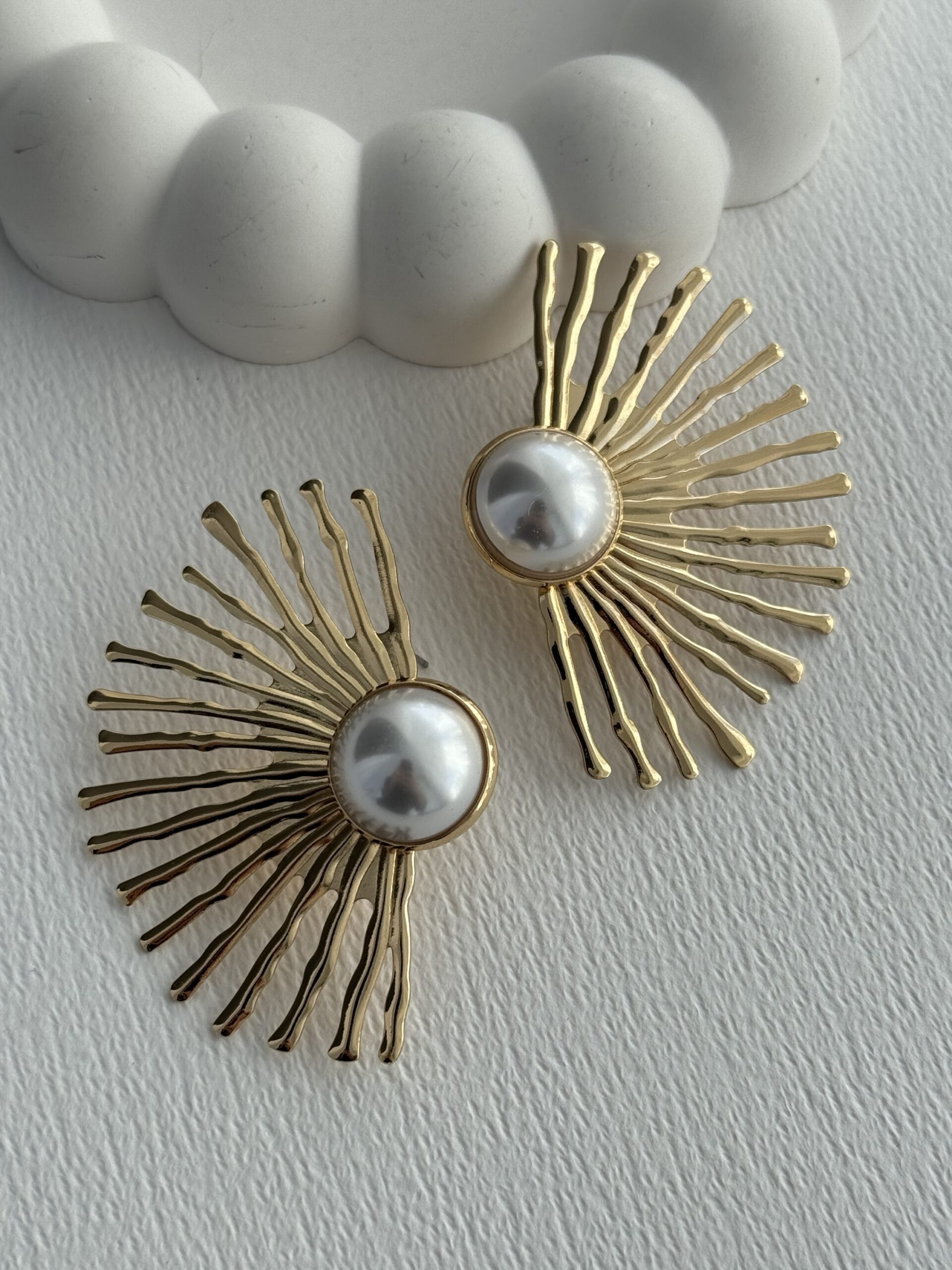 img_1313-3 Özel Seri Yarım Güneş Tasarım Gold Küçük İnci Küpe