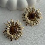 Özel Seri Kahverengi Papatya Model Gold Küpe