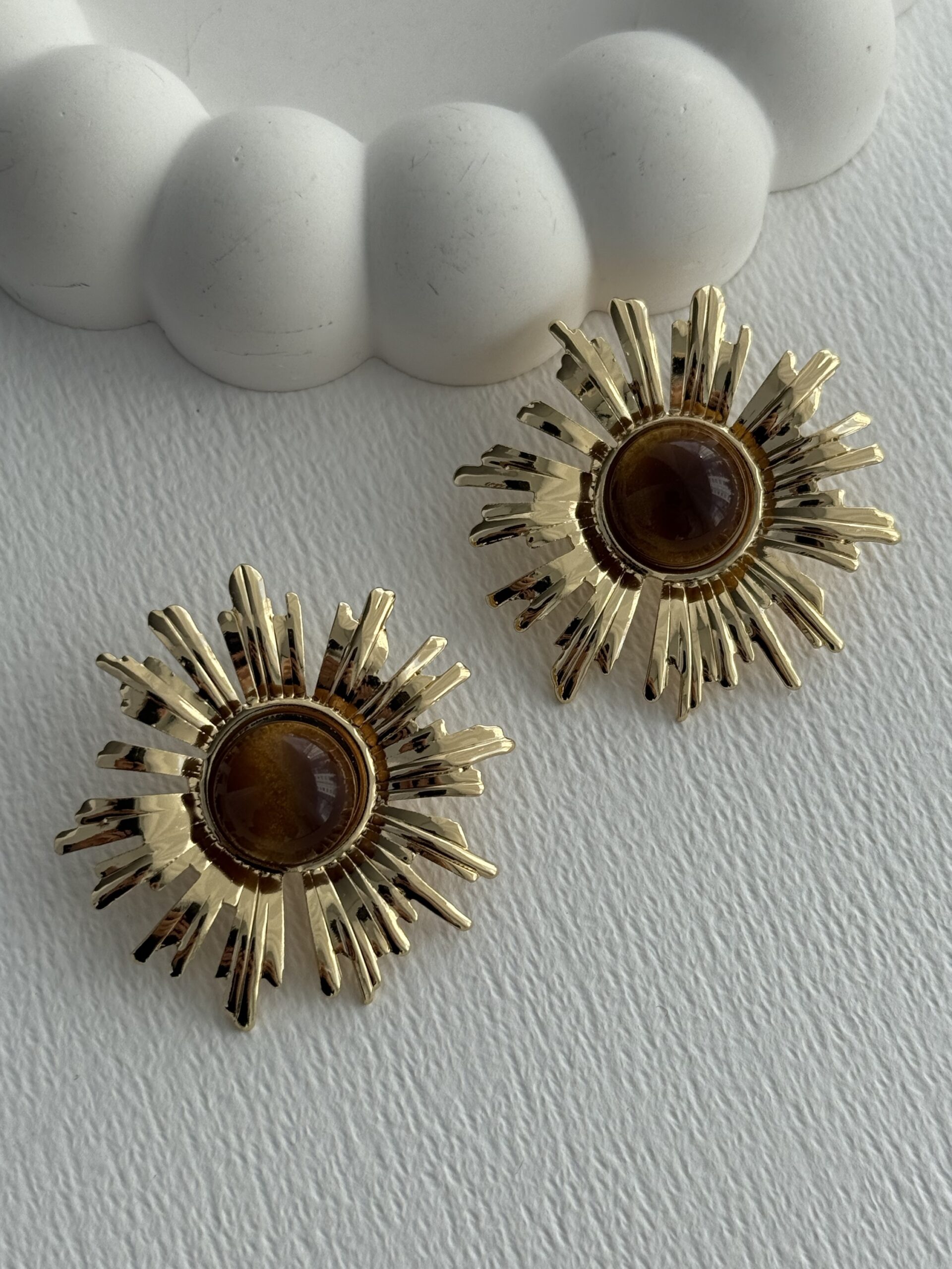 img_1319-2 Özel Seri Kahverengi Papatya Model Gold Küpe