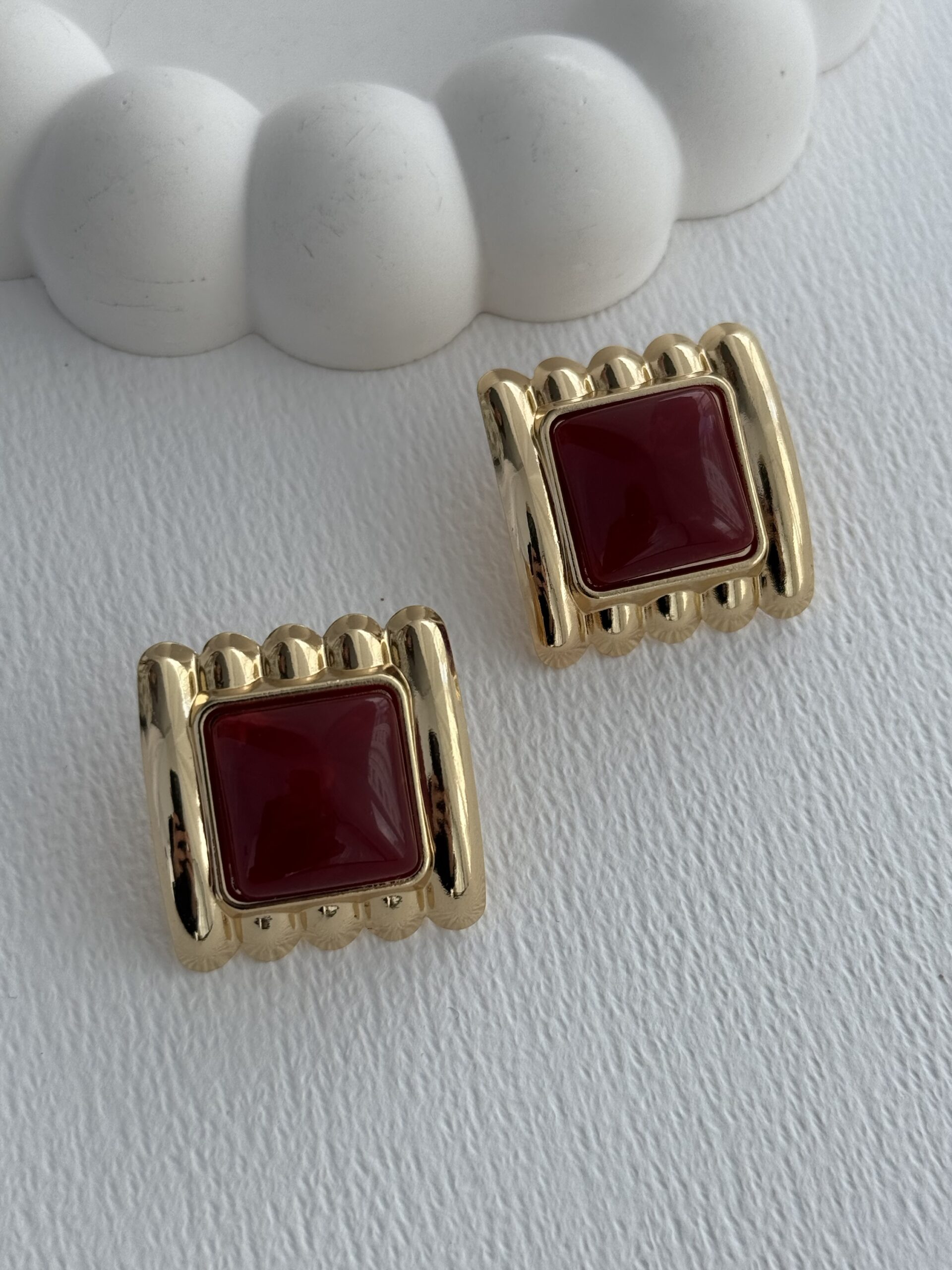 img_1336 Özel Seri Retro Tasarım Gold Detay Kare Bordo Küpe