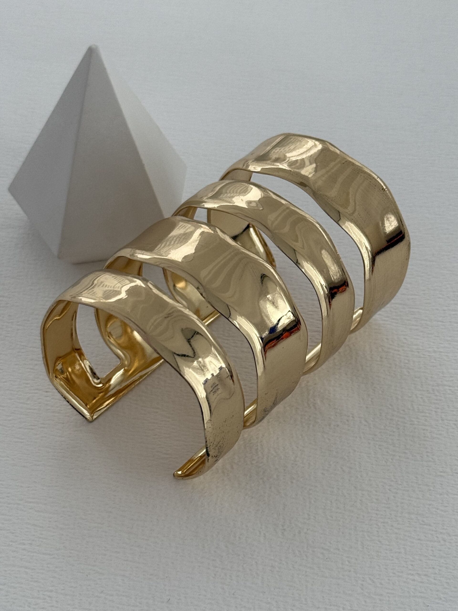 img_7505 Özel Seri Marka Model Asimetrik Kıvrım Gold Bileklik