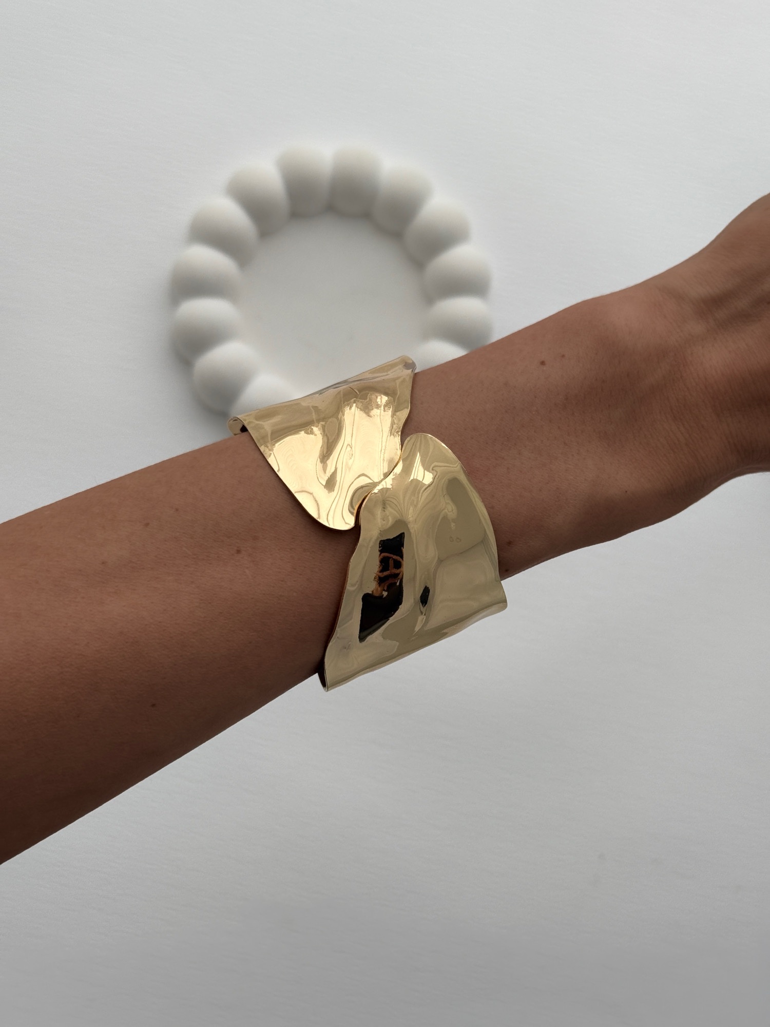 img_1107-3 Özel Seri Soyut Tasarım Asimetrik Kıvrım Gold Kelepçe Bileklik