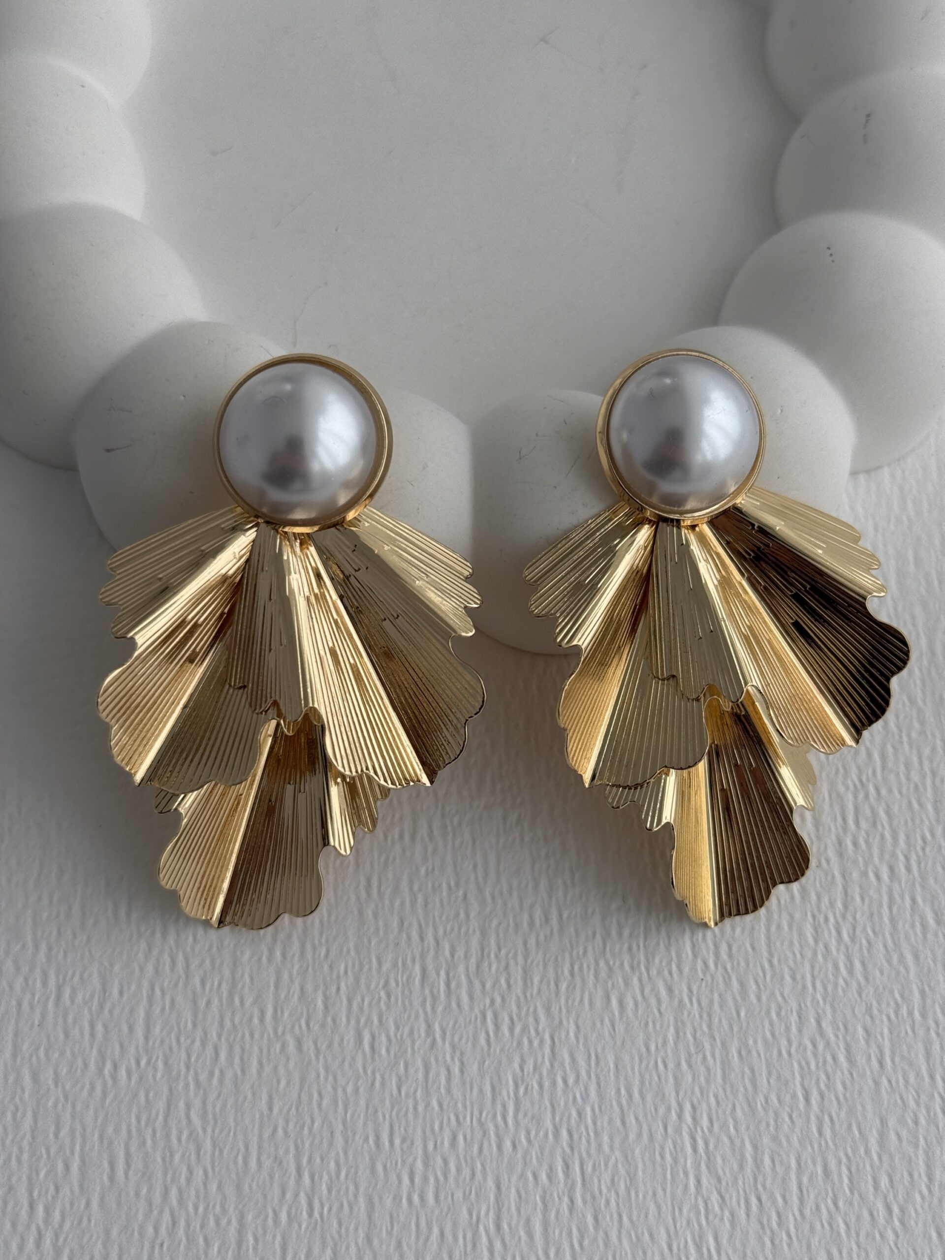 img_1579-2 Özel Seri İnci Detay Üçlü Yaprak Tasarım Gold Küpe