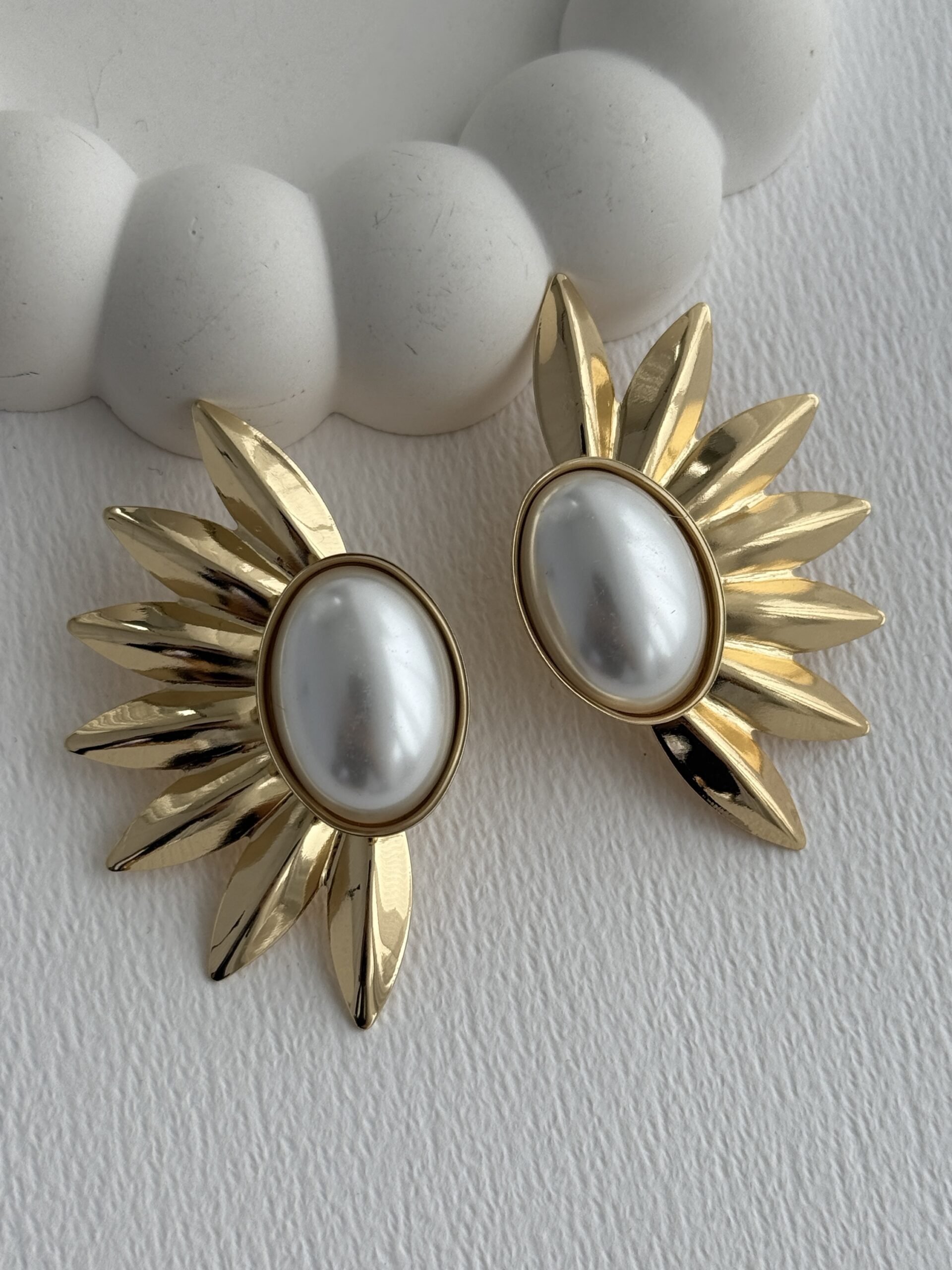 img_1588-2 Özel Seri Oval İnci Detay Yarım Çiçek Gold Küpe