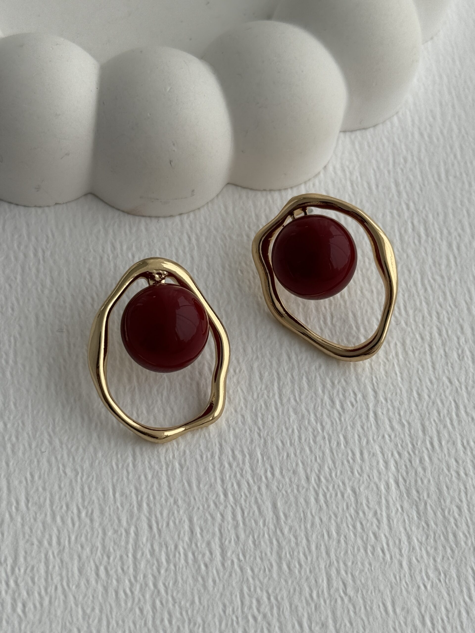 img_2382-4 Özel Seri Asimetrik Kıvrım Gold Detay Bordo Küpe