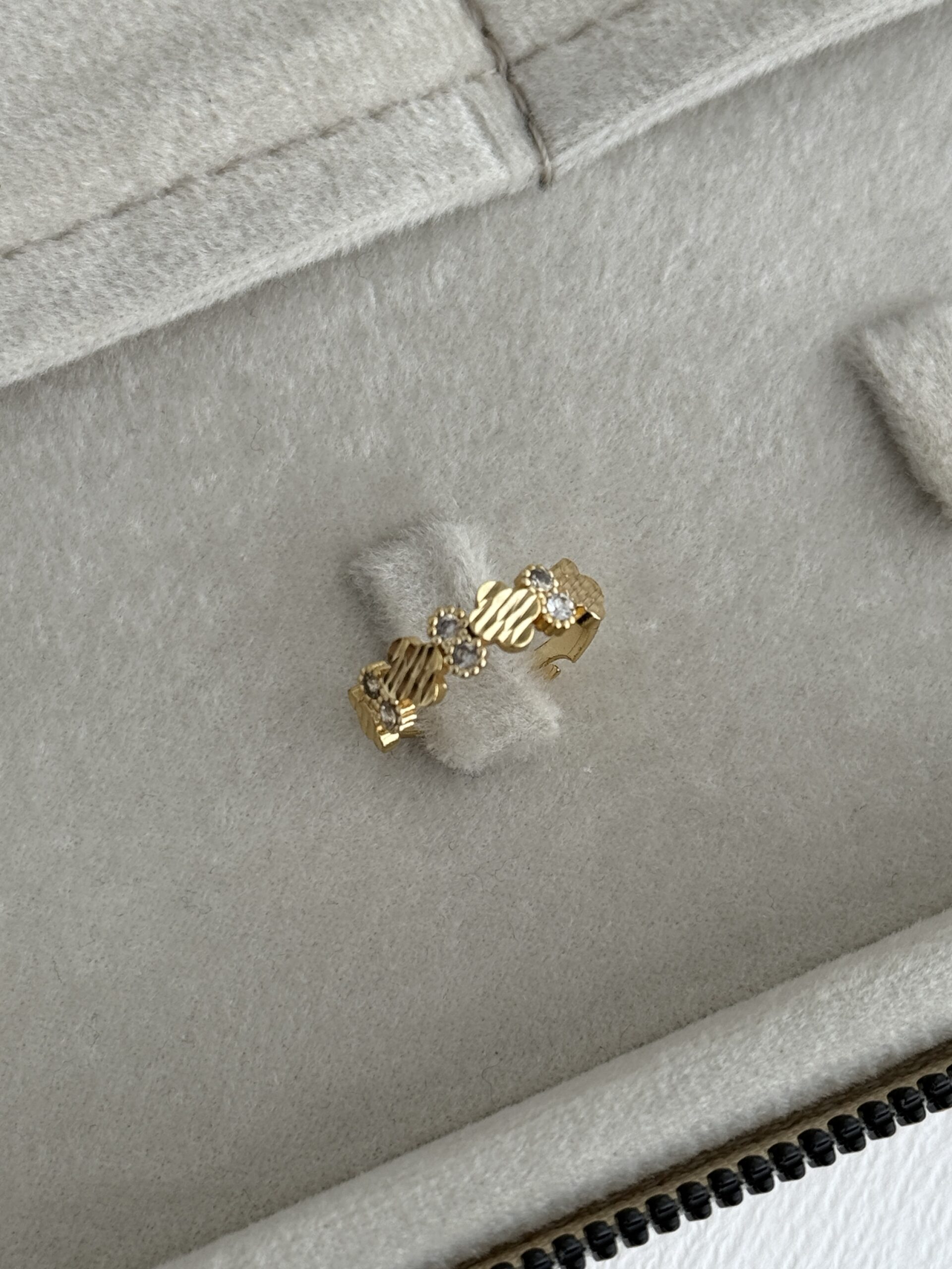 img_2584-3 Özel Seri Zirkon Taş Sıralı Mini Yonca Tasarım Ayarlanabilir Gold Yüzük