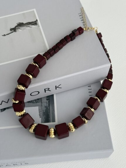 Özel Seri Küp Tasarım Kare Uç Detay Bordo Kolye