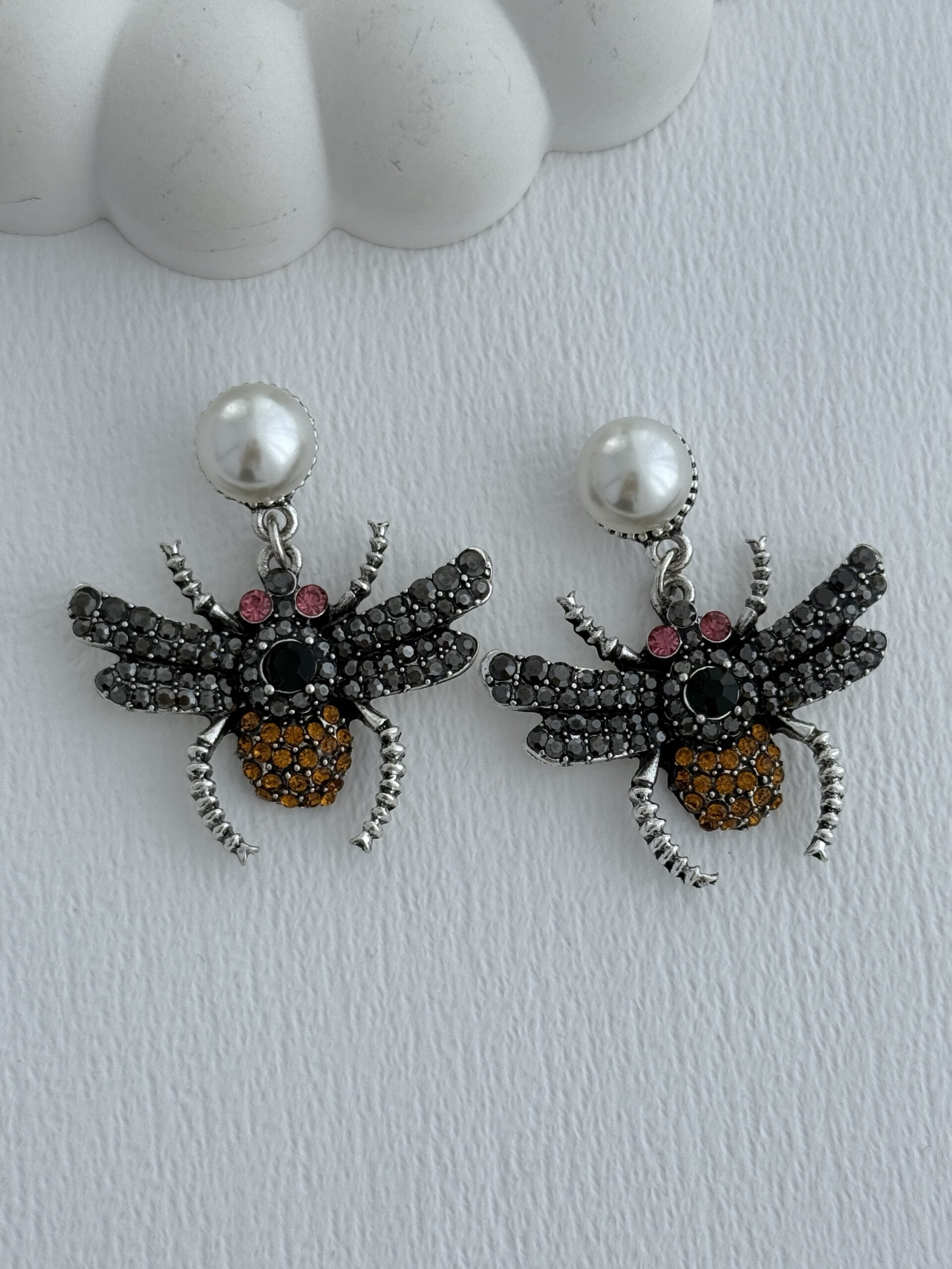 img_3601-3 Özel Seri Zirkon Taşlı İnci Detay Arı Tasarım Gold Küpe