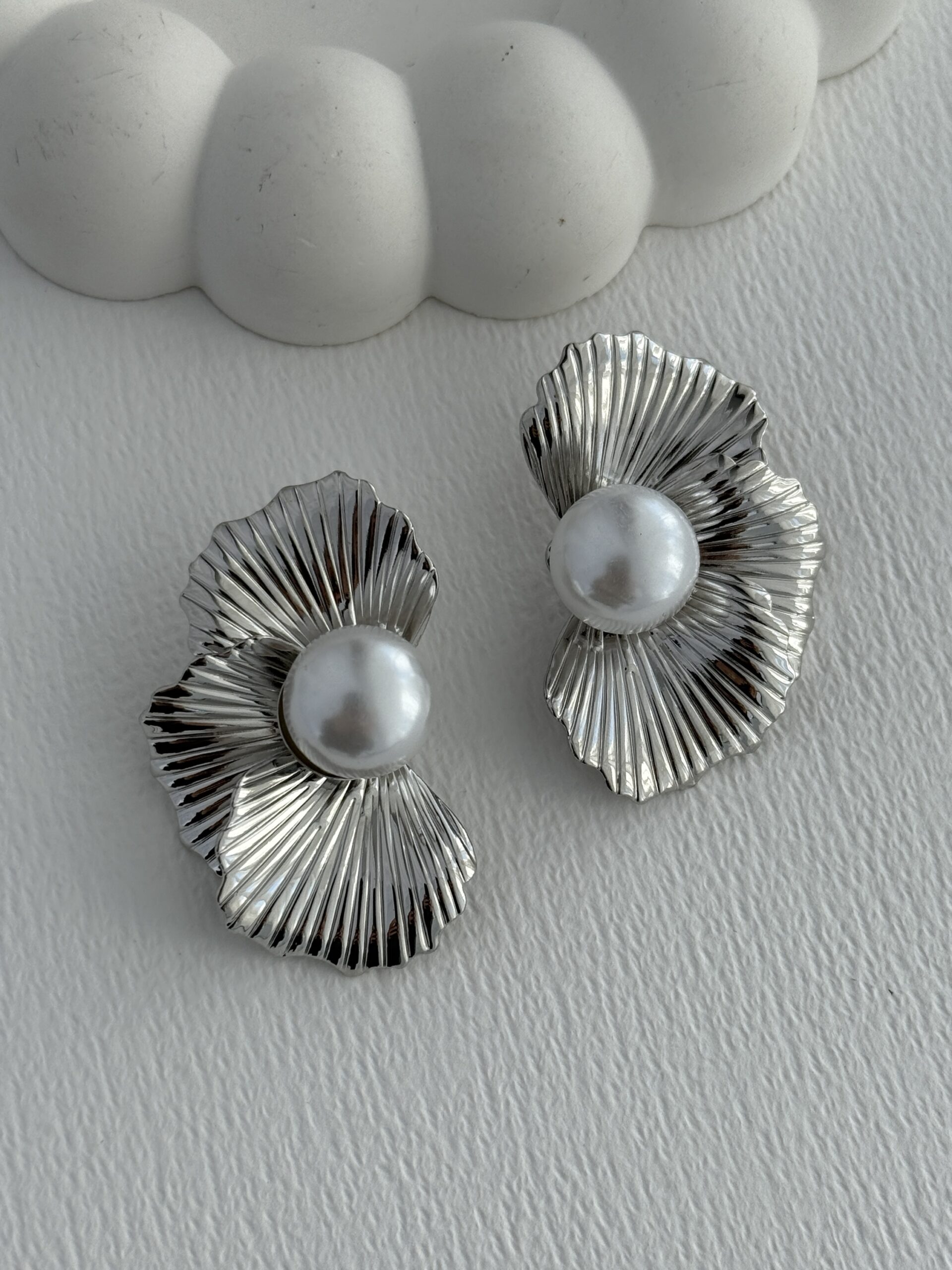 img_4226 Özel Seri İnci Detay Yarım Çiçek Tasarım Gümüş Küpe