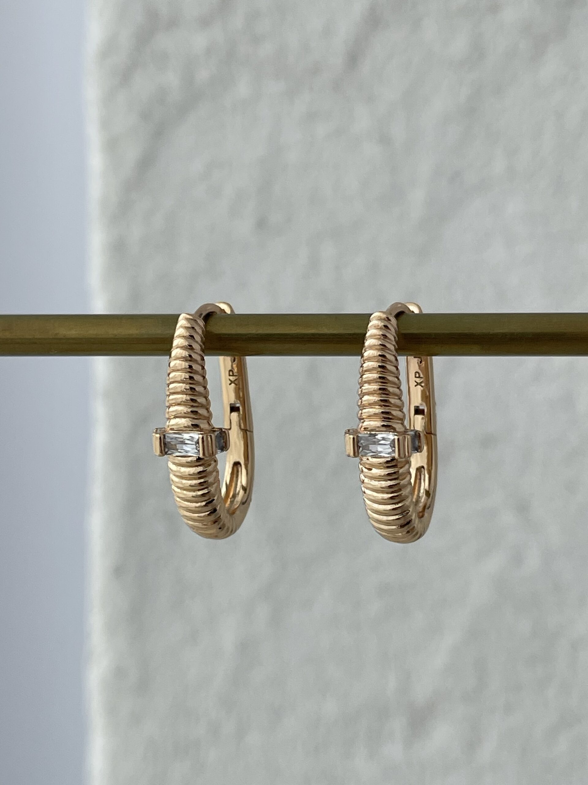 img_1849 XUPING Baget Taş Tırtık Model Gold Oval Küpe