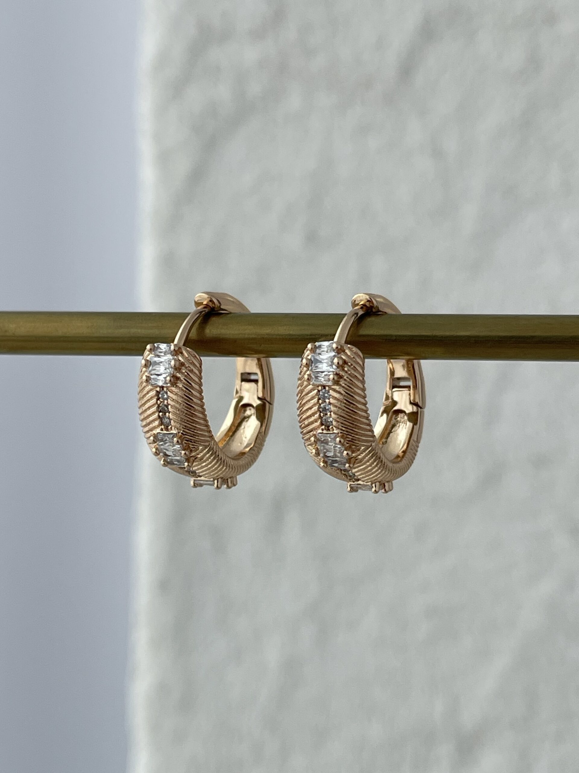 img_1852-3 XUPING Baget Taşlı Tırtık Desen Gold Küpe