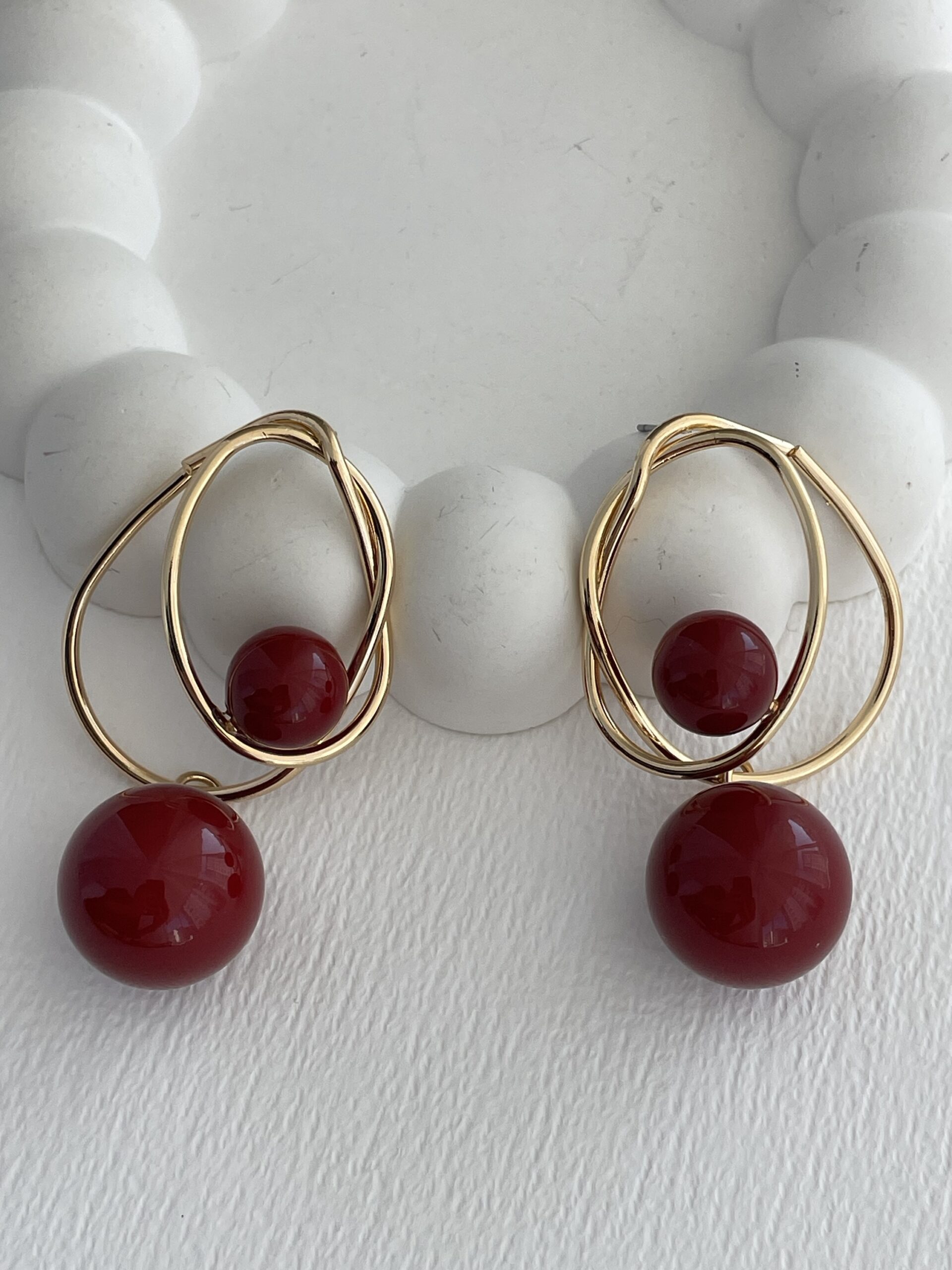 img_2527-2 Özel Seri Asimetrik Kıvrım Bordo Top Gold Küpe