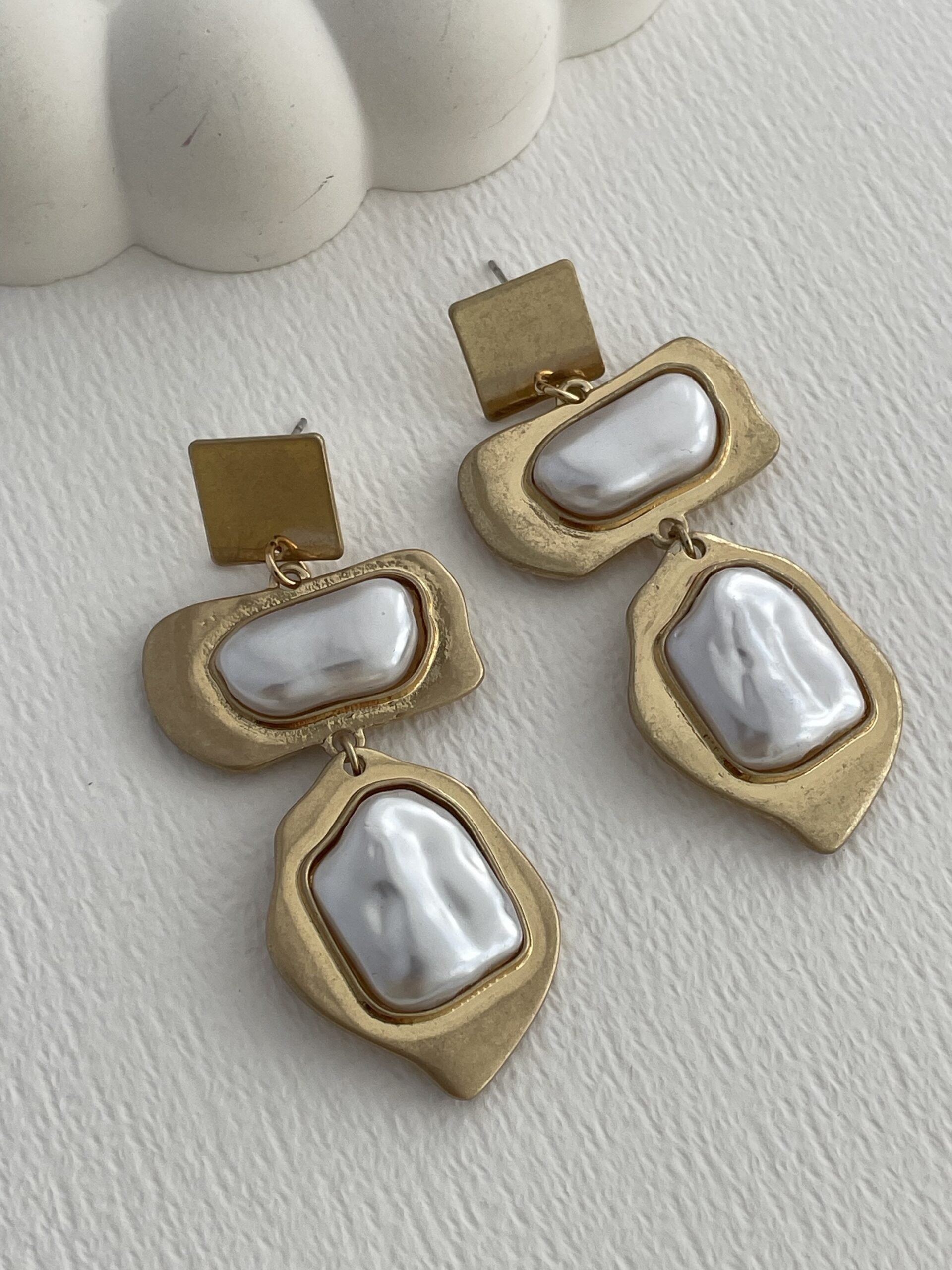 img_2658-2 Özel Seri Soyut İnci Detay Gold Sallantılı Küpe