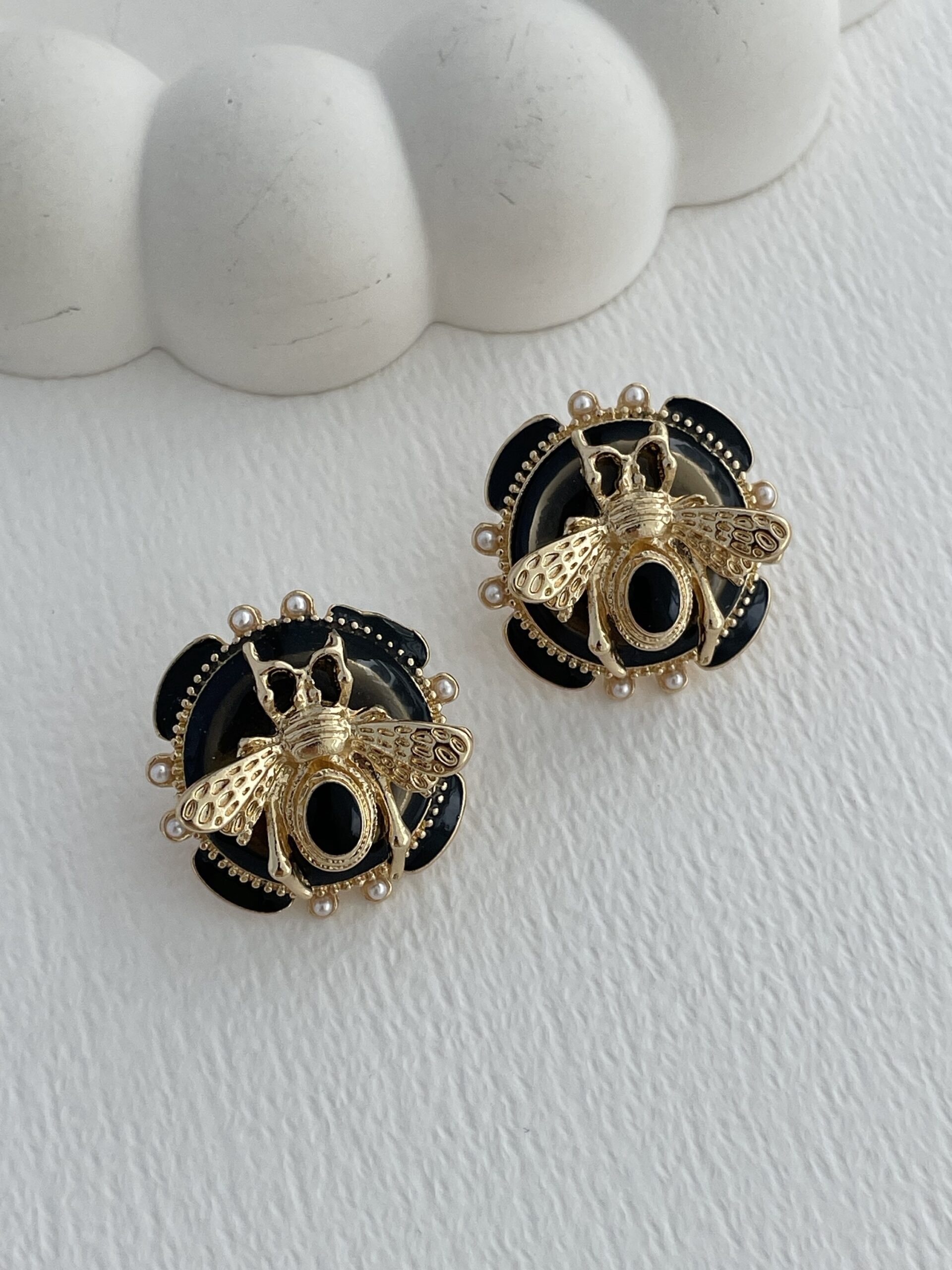 img_2759-2 Özel Seri Siyah Mineli Arı Tasarım Gold Küpe