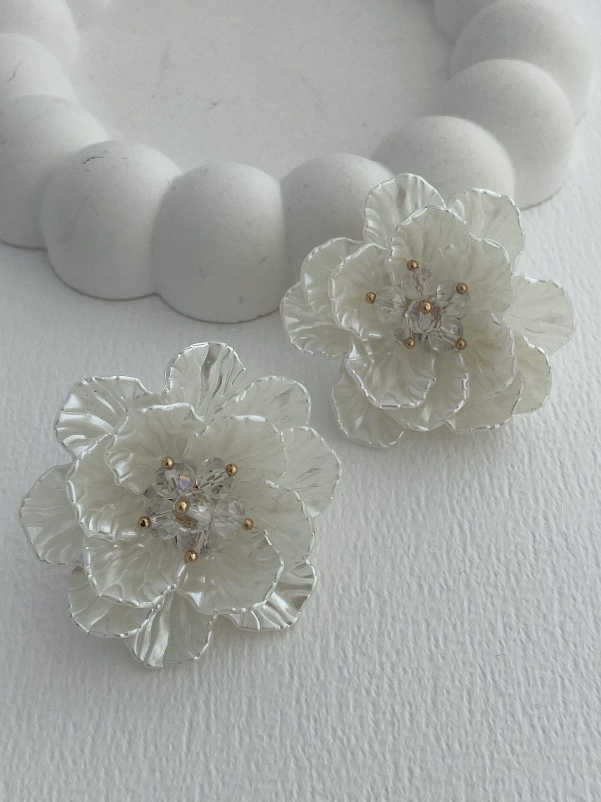 img_3210 Özel Seri Gold Detay Beyaz ZR Model Çiçek Küpe