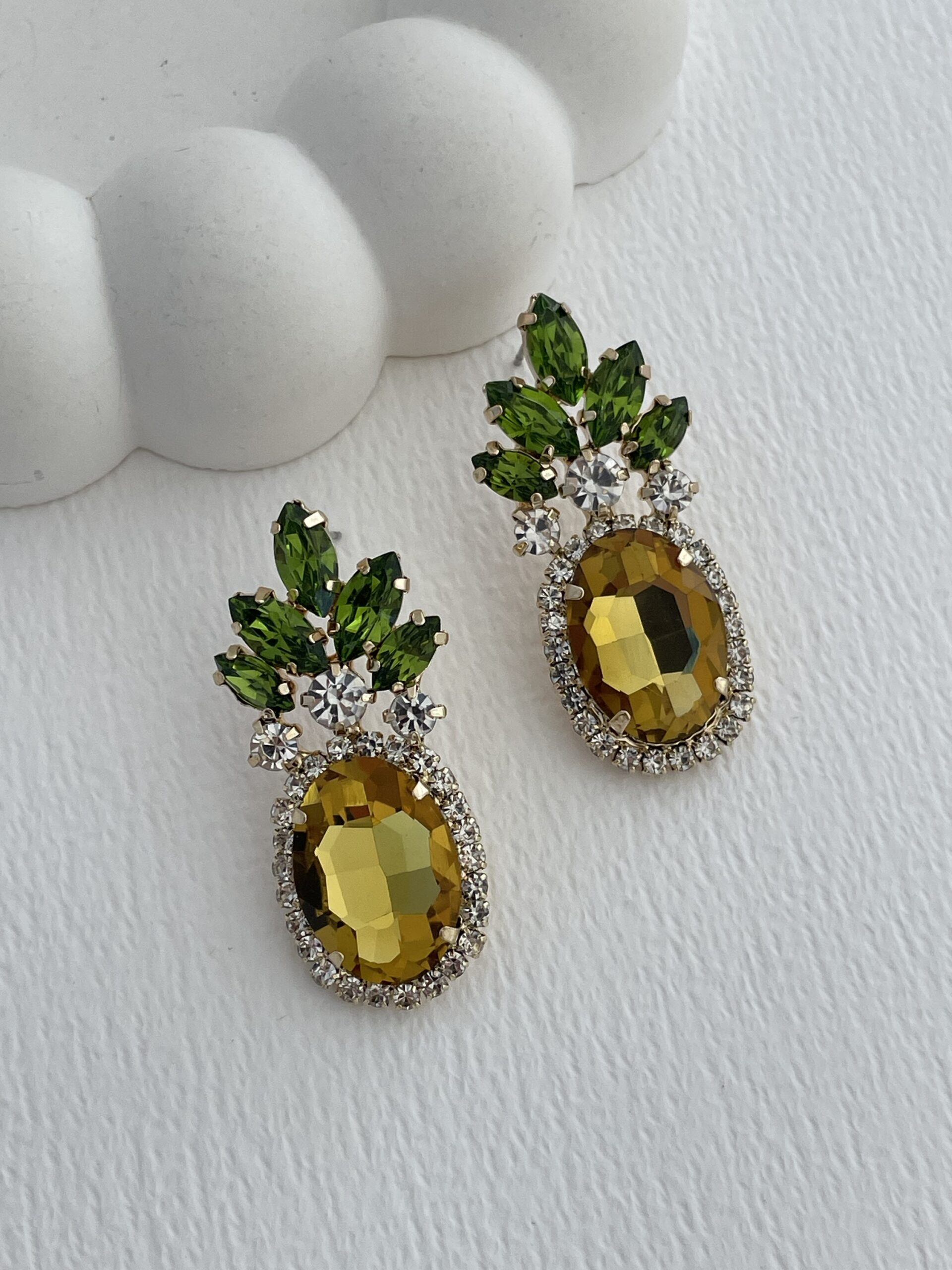 img_3243-4 Özel Seri Sarı Yeşil Taşlı Ananas Tasarım Gold Küpe