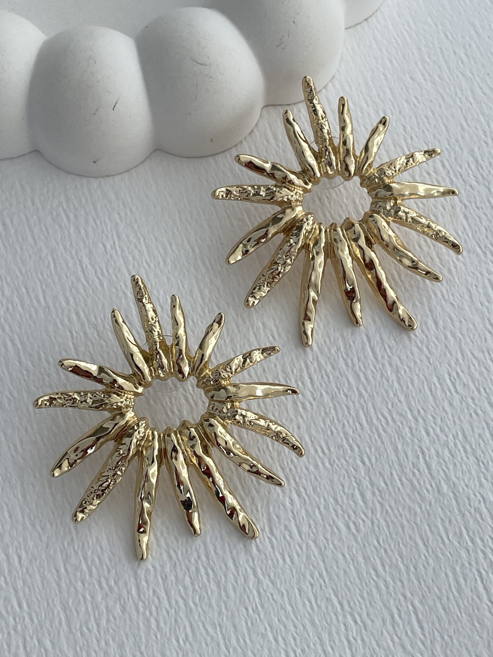 img_3471-5 Özel Seri Desenli Güneş Tasarım Gold Küpe