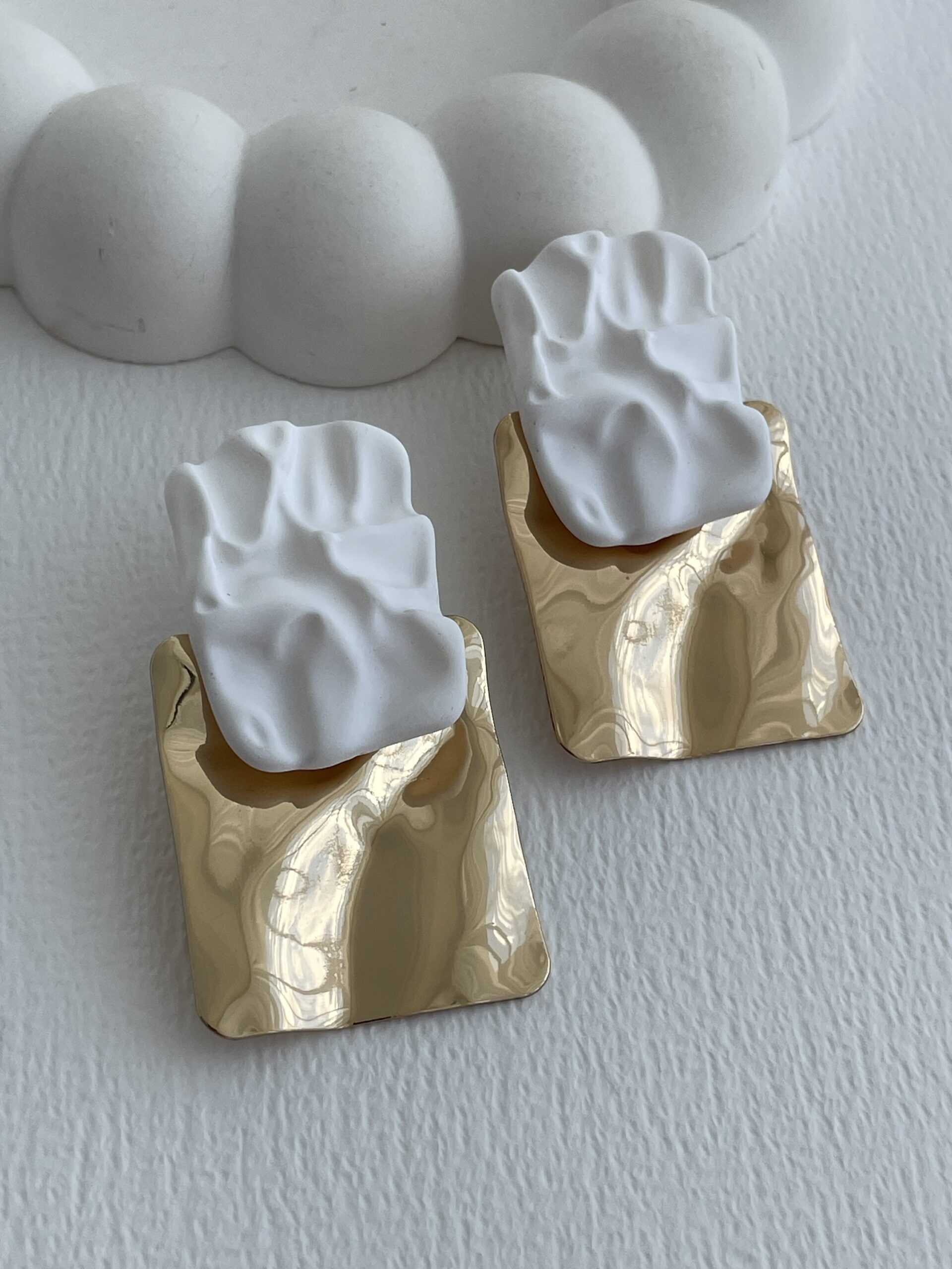 img_4134 Özel Seri Gold Soyut Tasarım Beyaz Hawai Küpe