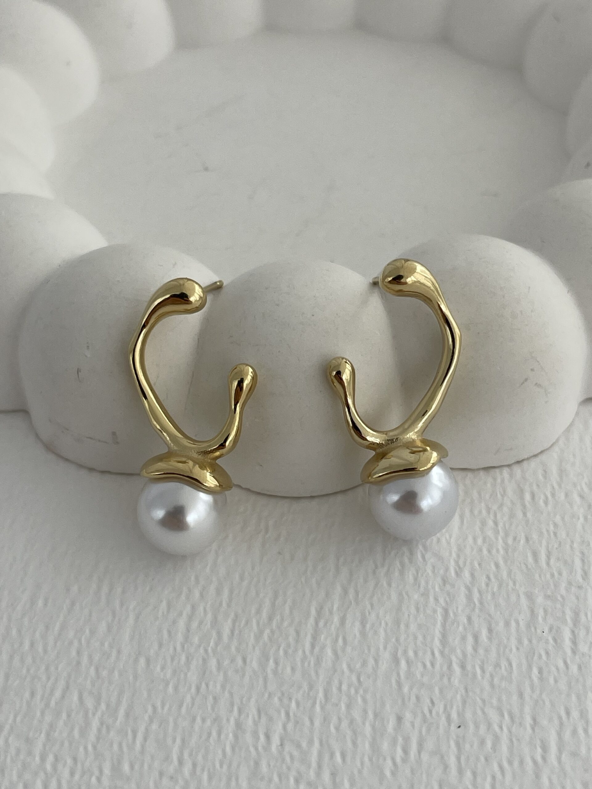 img_4967-2 Özel Seri Asimetrik Kıvrım Gold İnci Küpe