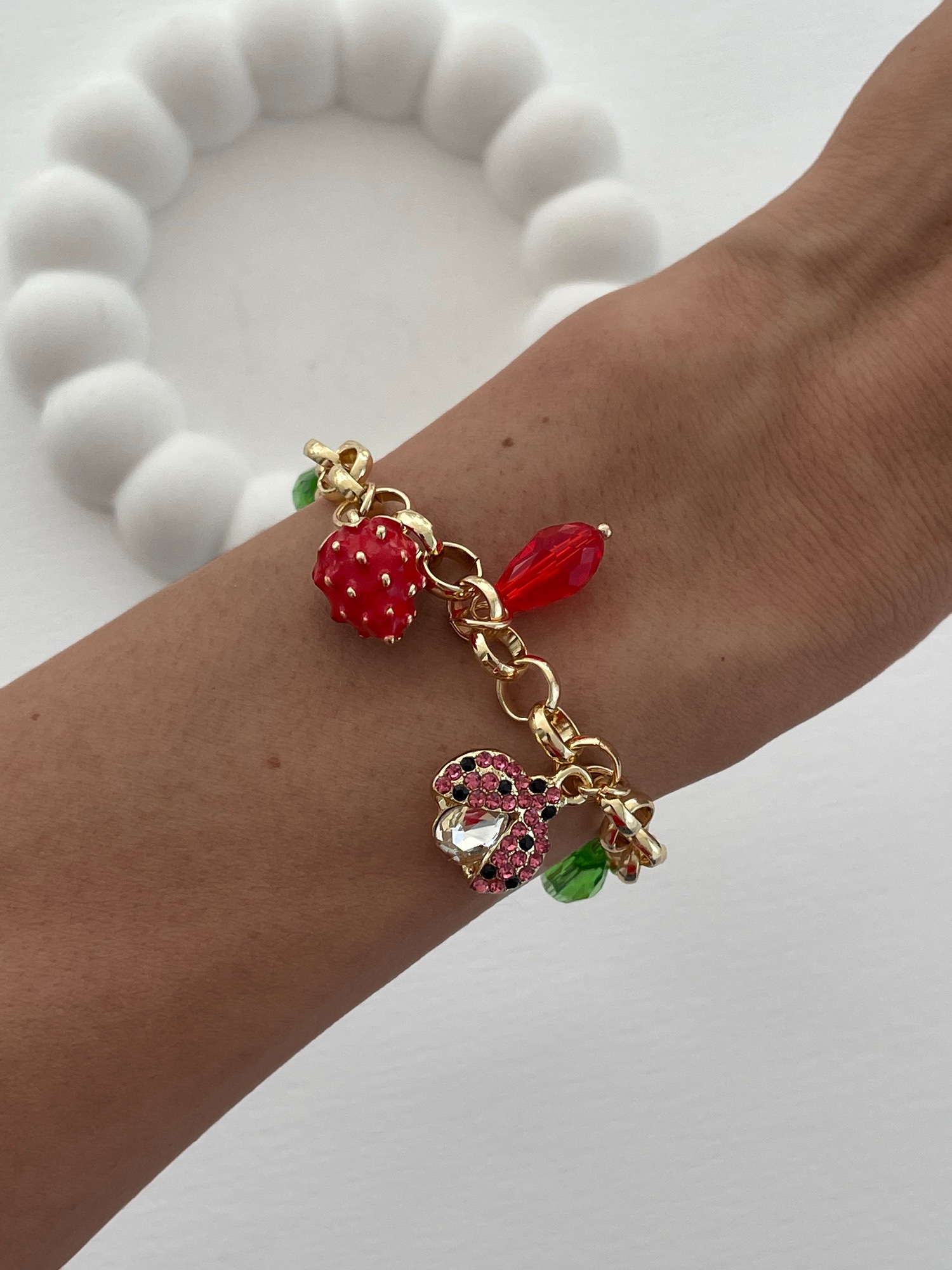 img_6918-3 Özel Seri Çilek Renkli Taşlı Charm Gold Bileklik