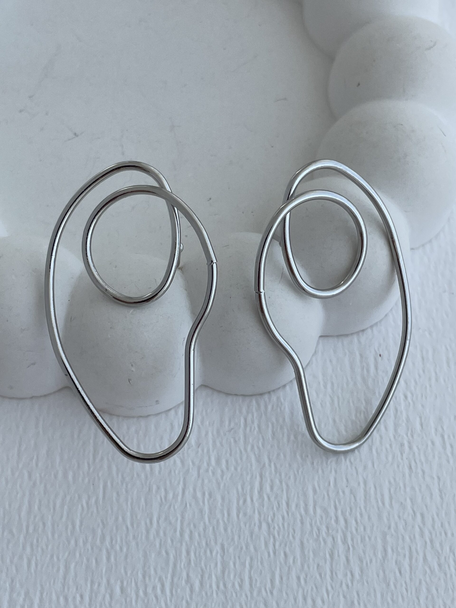 fullsizerender-2-2 Özel Seri Asimetrik Kıvrım Tasarım Gümüş Küpe