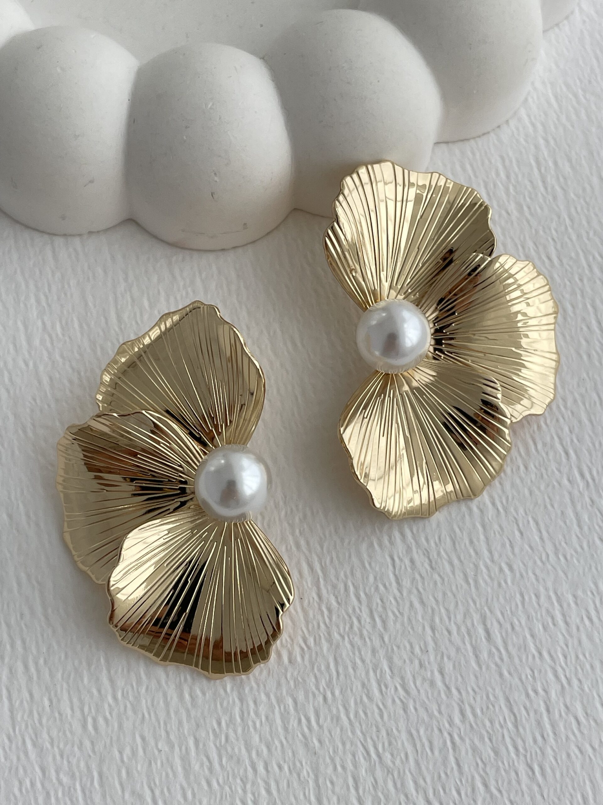 img_5088-2 Özel Seri İnci Detay Yarım Çiçek Tasarım Gold Küpe