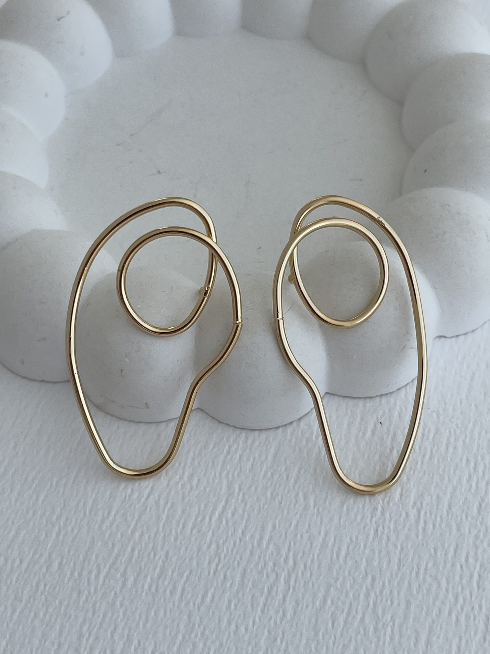 img_5437-2 Özel Seri Asimetrik Kıvrım Tasarım Gold Küpe