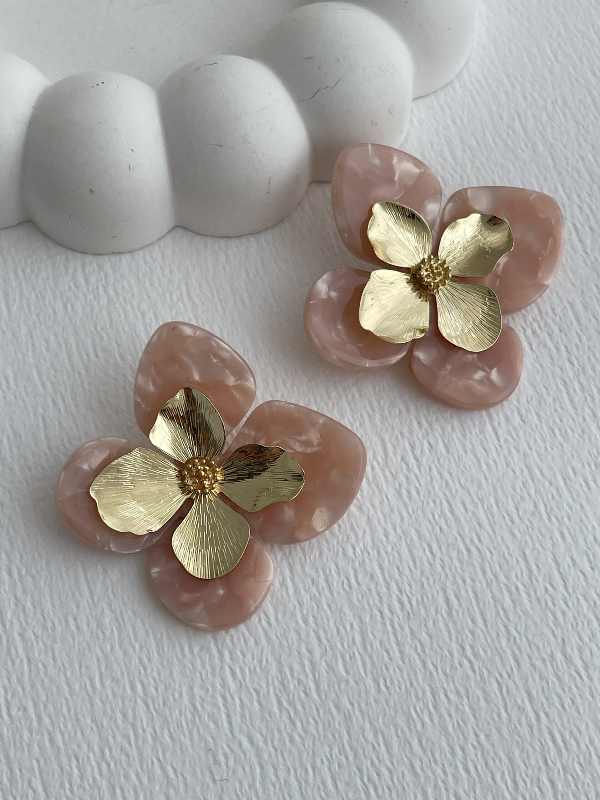 img_5844-3 Özel Seri Çiçek Tasarım Pudra Rainbow Gold Küpe