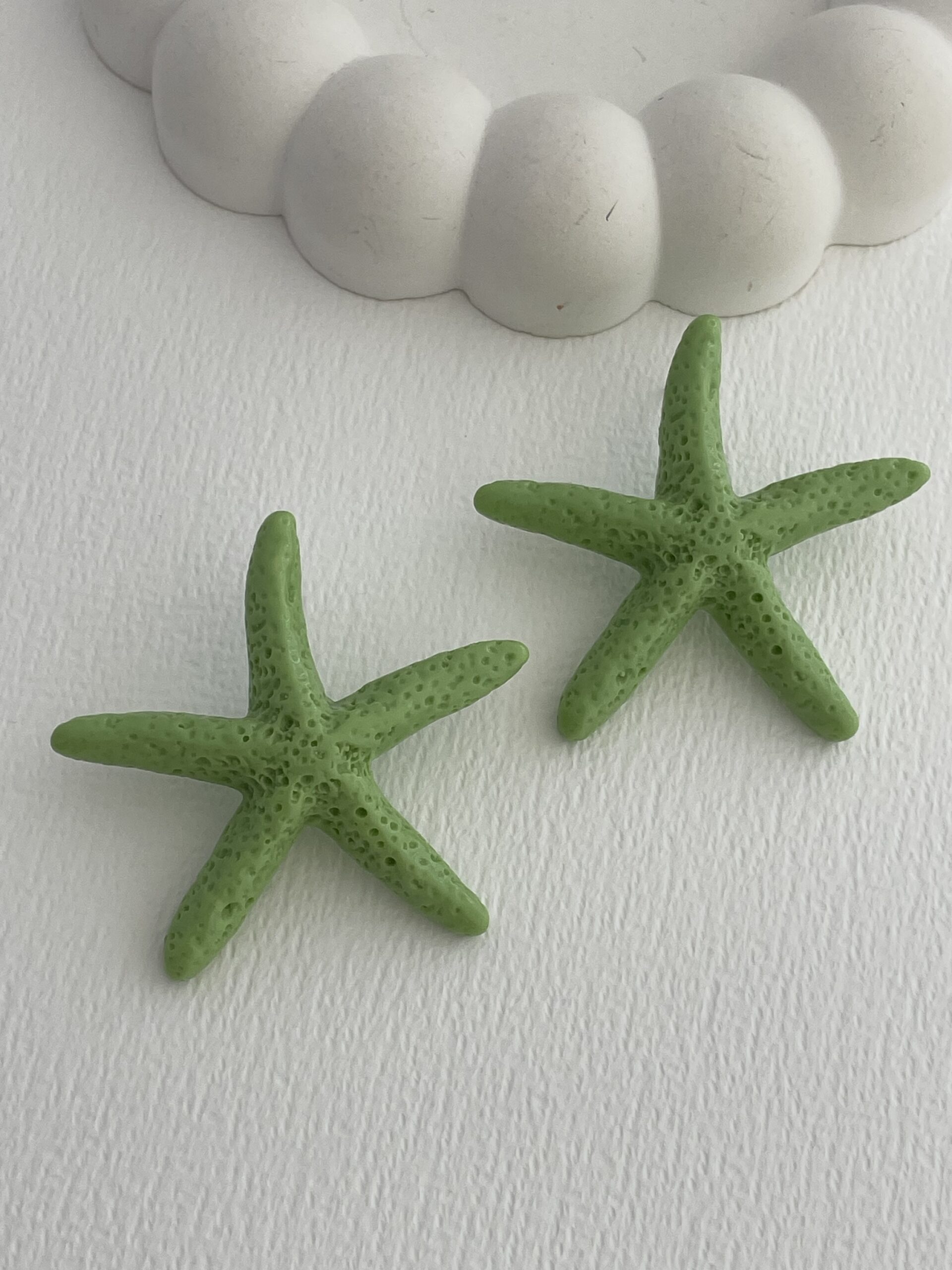 img_6033-2 Özel Seri Fıstık Yeşili Dokulu Deniz Yıldızı Küpe