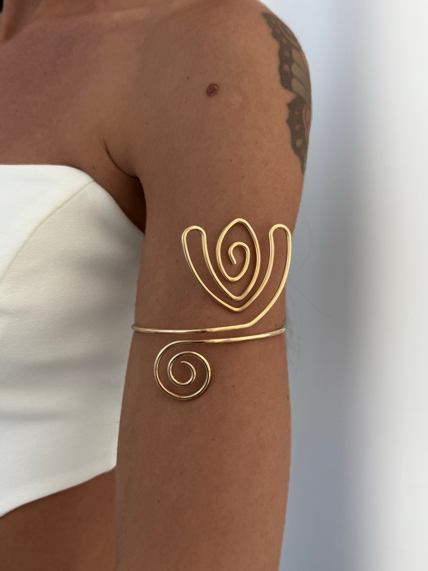 img_6109-3 Özel Seri V Kıvrımlı Tel Tasarım Gold Pazu Bilekliği