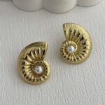 Özel Seri İnci Detay Deniz Kabuğu Gold Küpe
